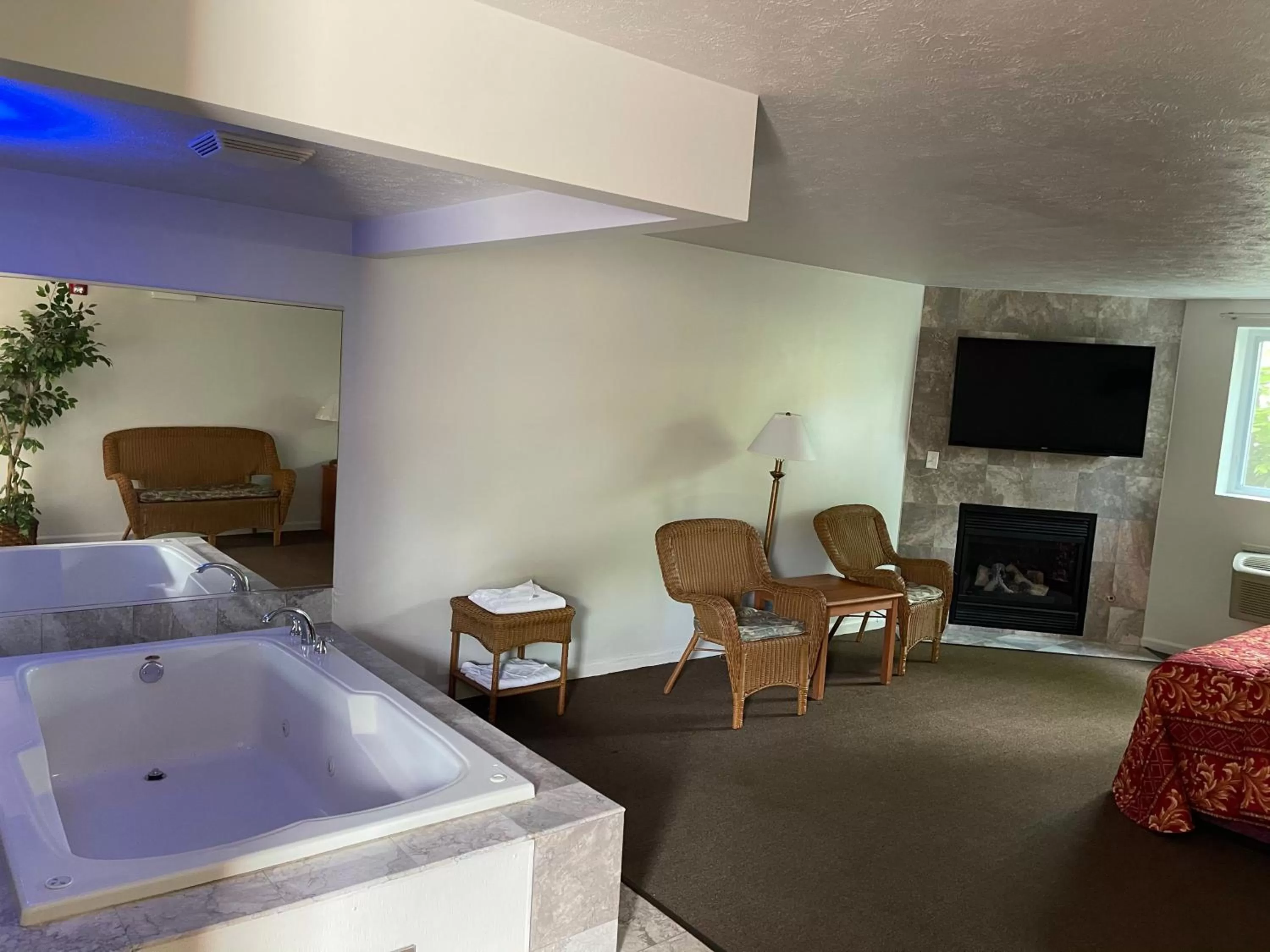 Hot Tub in VIBE INN - WHIRLPOOLS SUITES - Lyons