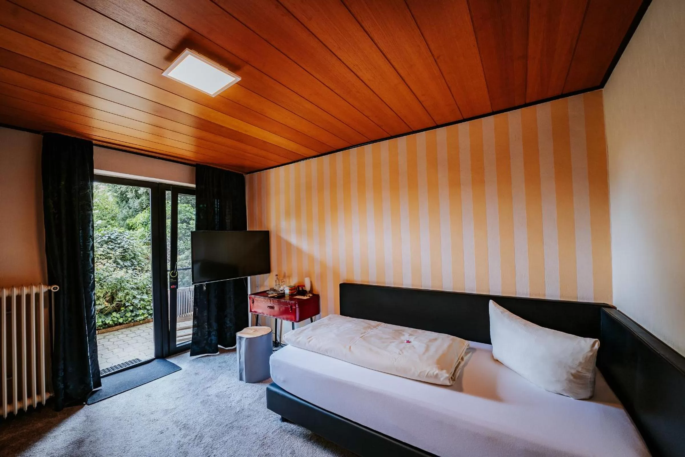 Photo of the whole room, Bed in RobrookS Hotel Garni