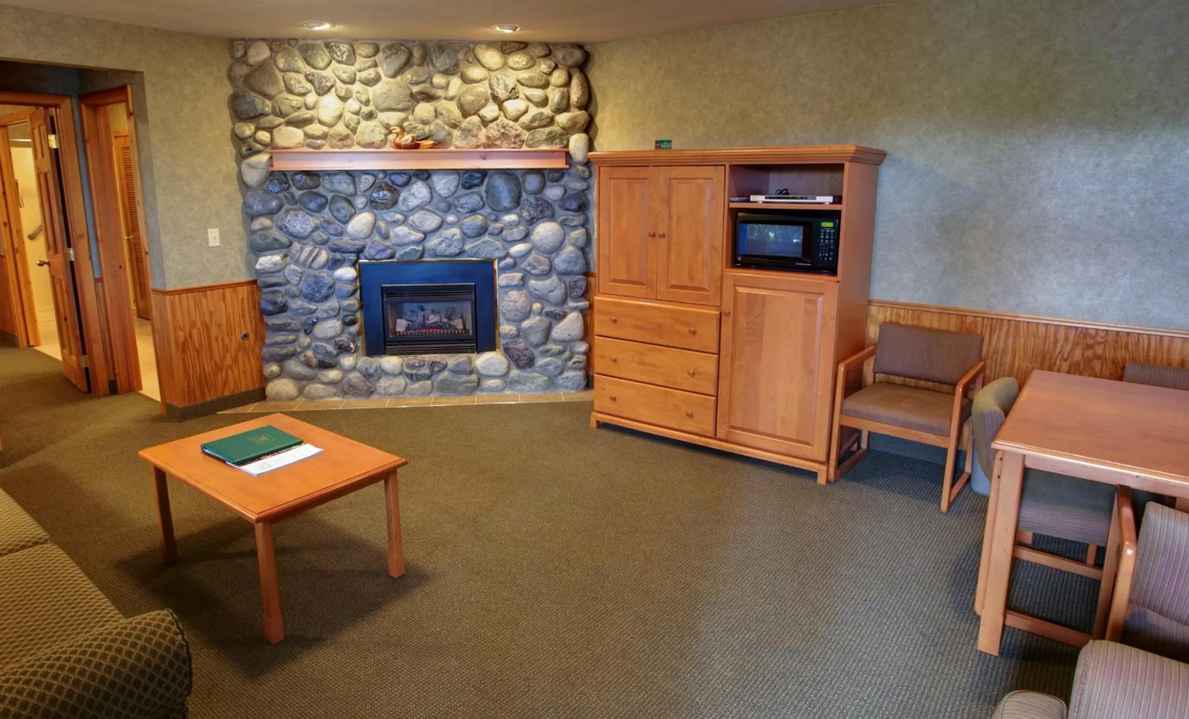 Living room in Poulsbo Inn & Suites