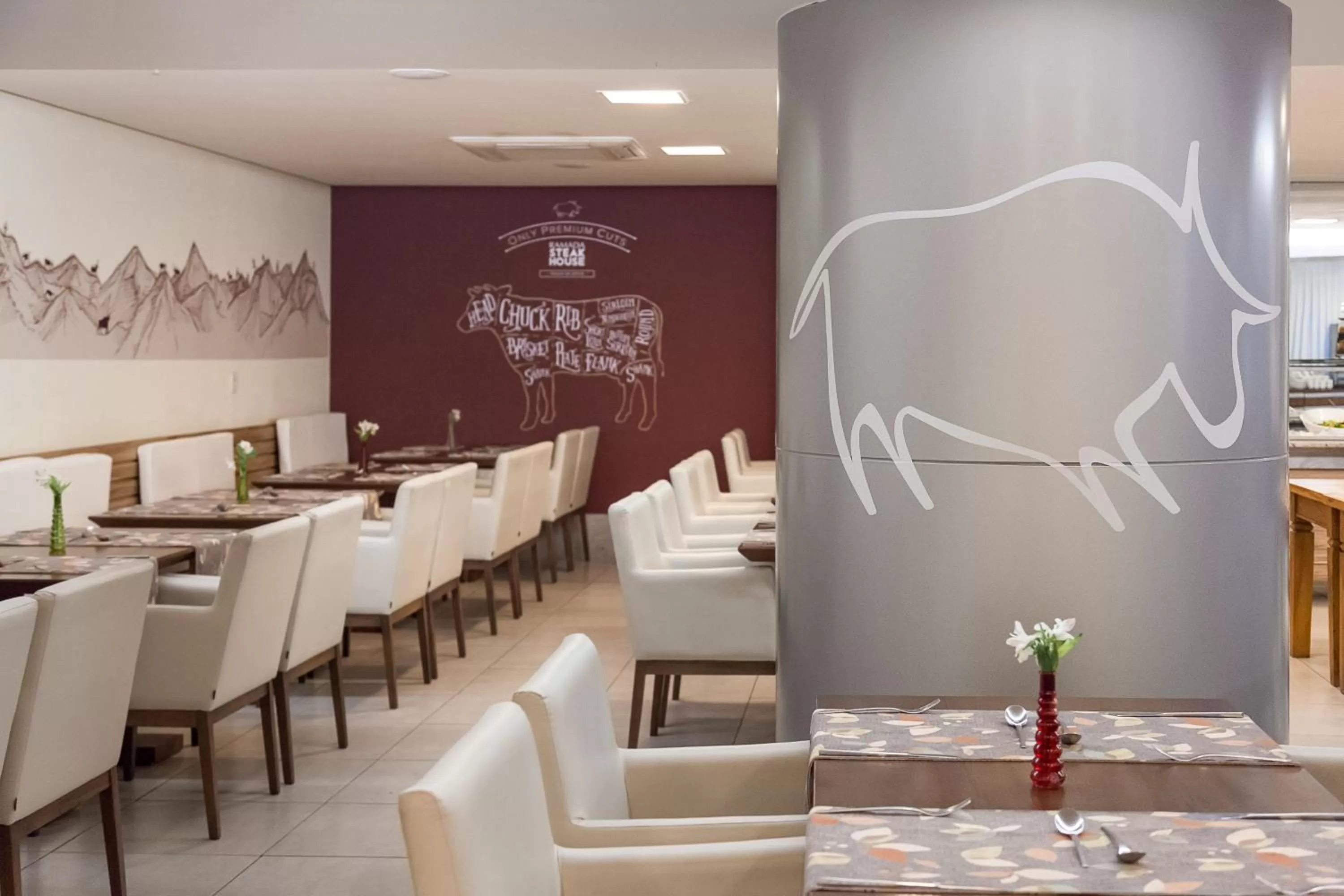 Restaurant/places to eat in Ramada by Wyndham Macae Hotel & Suites