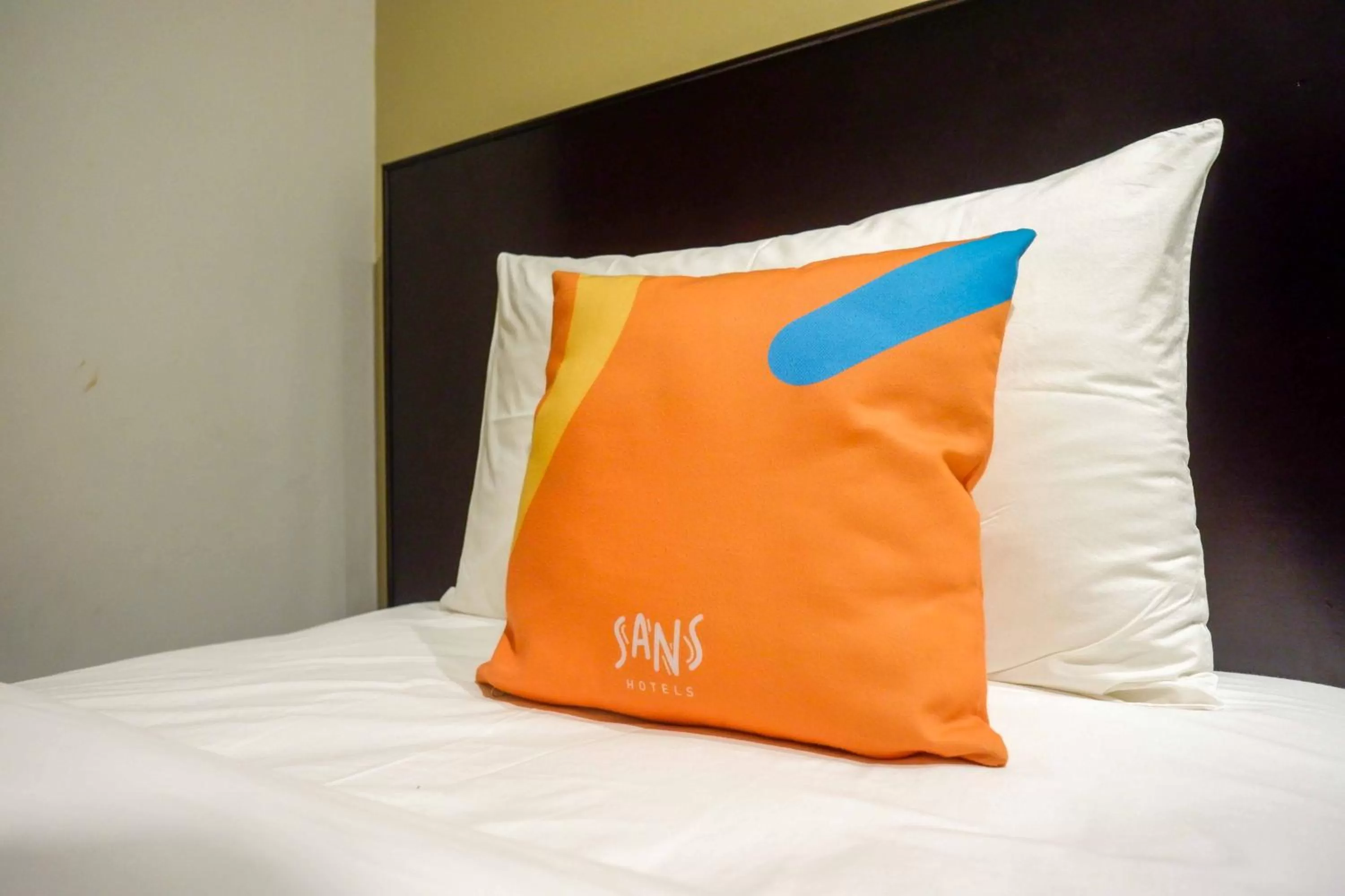 Bedroom, Bed in Sans Hotel Empress Simpang Lima