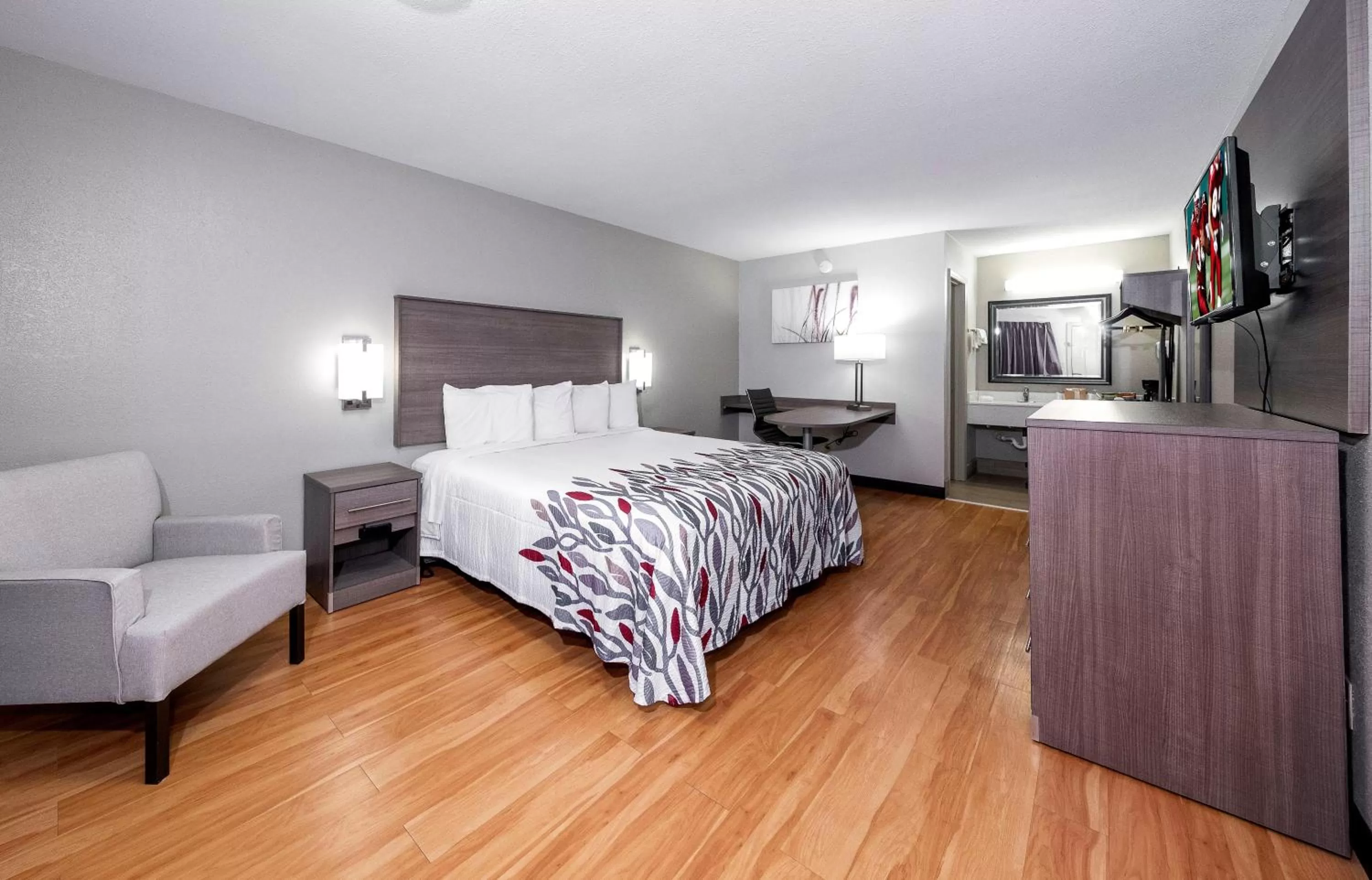 Photo of the whole room, Bed in Red Roof Inn Bay Minette