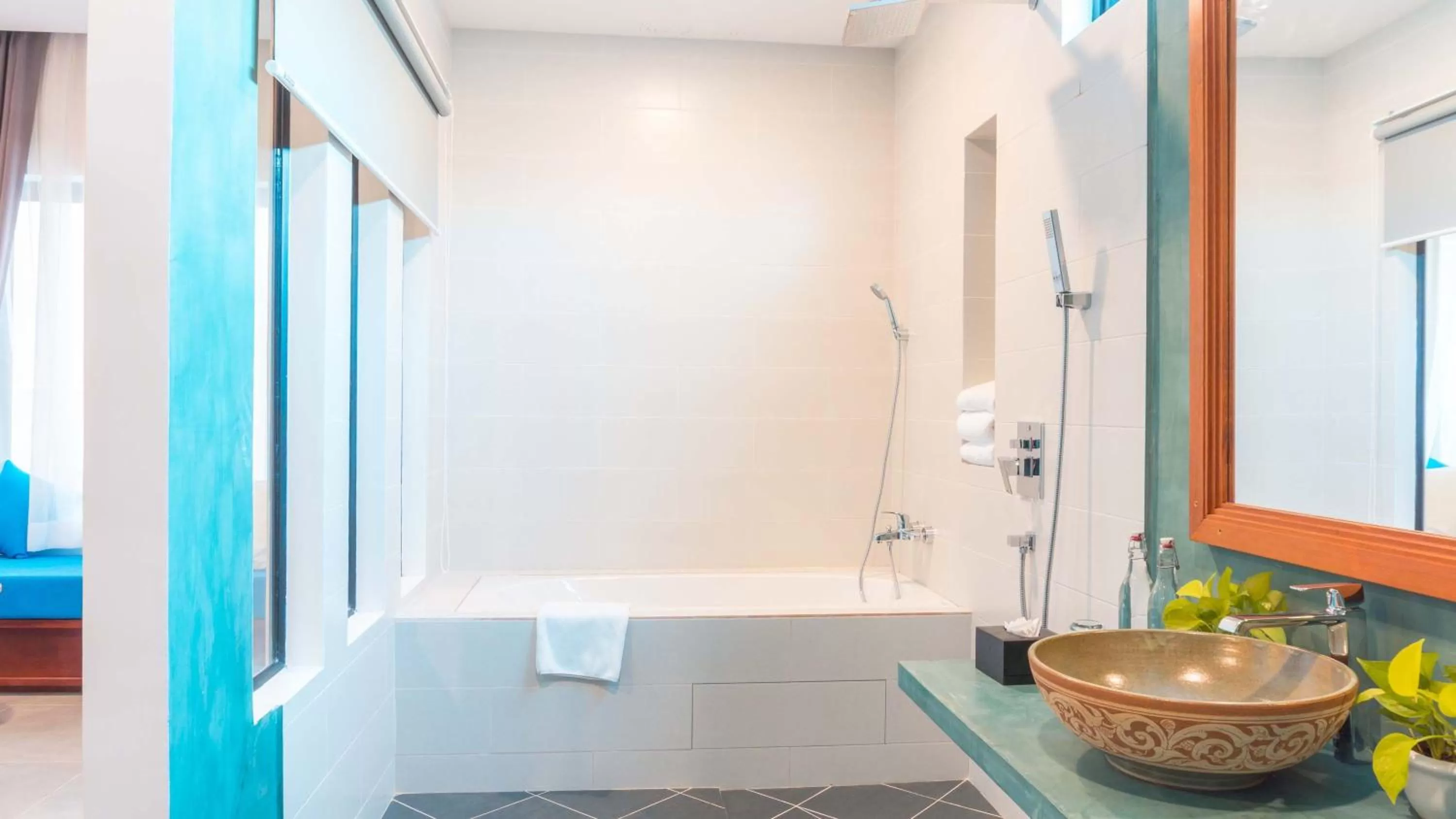 Shower in Angkor Aurora