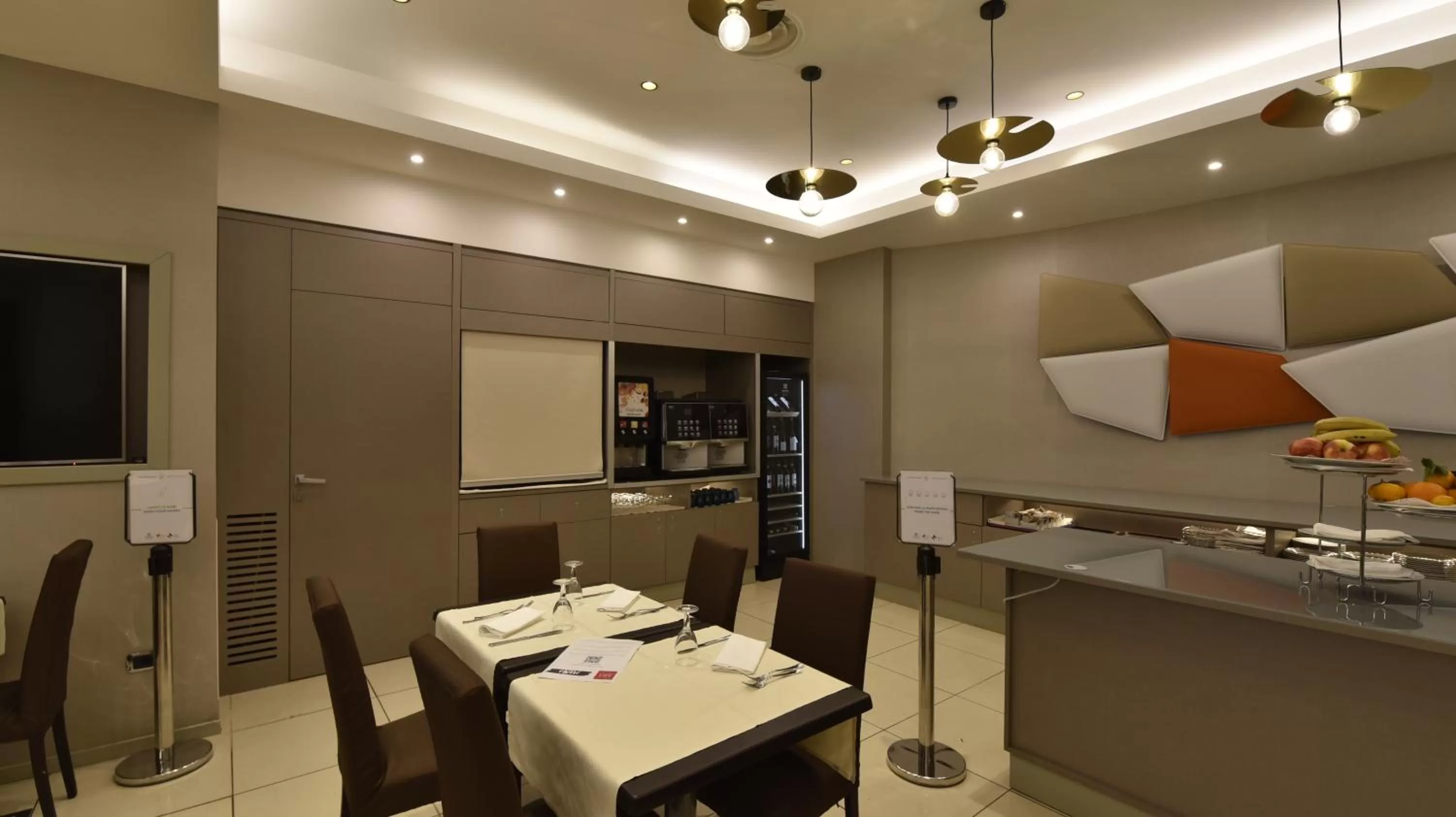 Restaurant/places to eat in Magri's Hotel