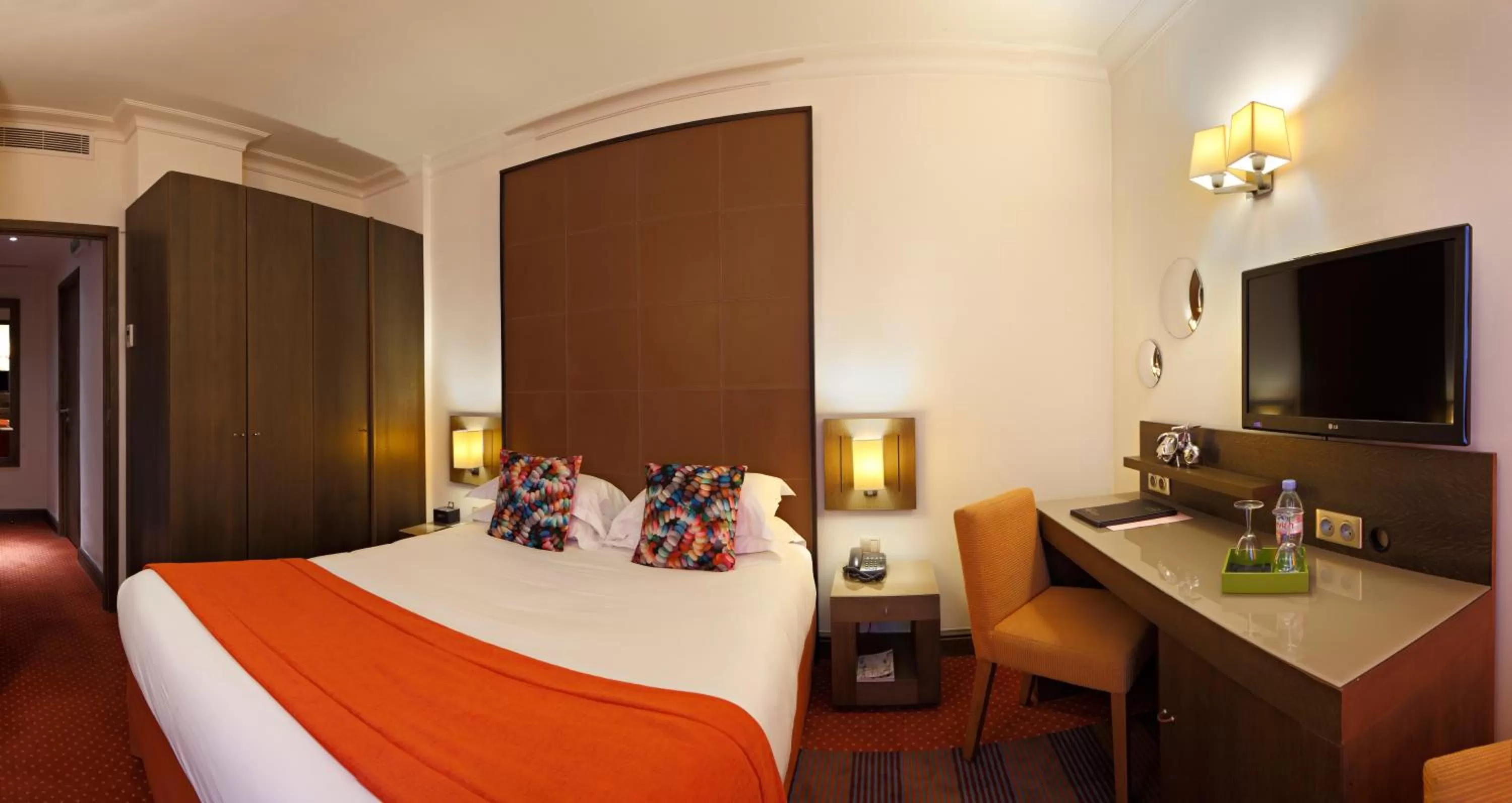 Photo of the whole room, Bed in Westside Arc de Triomphe Hotel