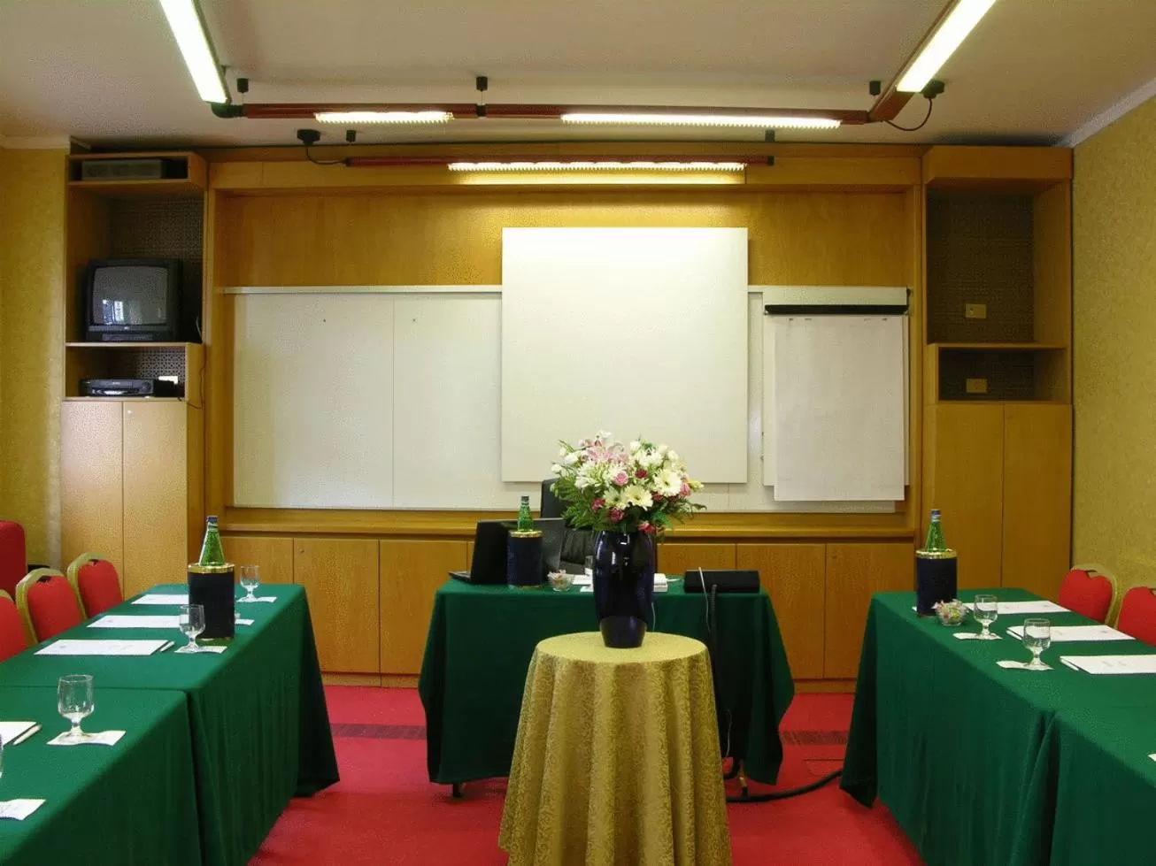 Business facilities, Restaurant/Places to Eat in Hotel Mondial