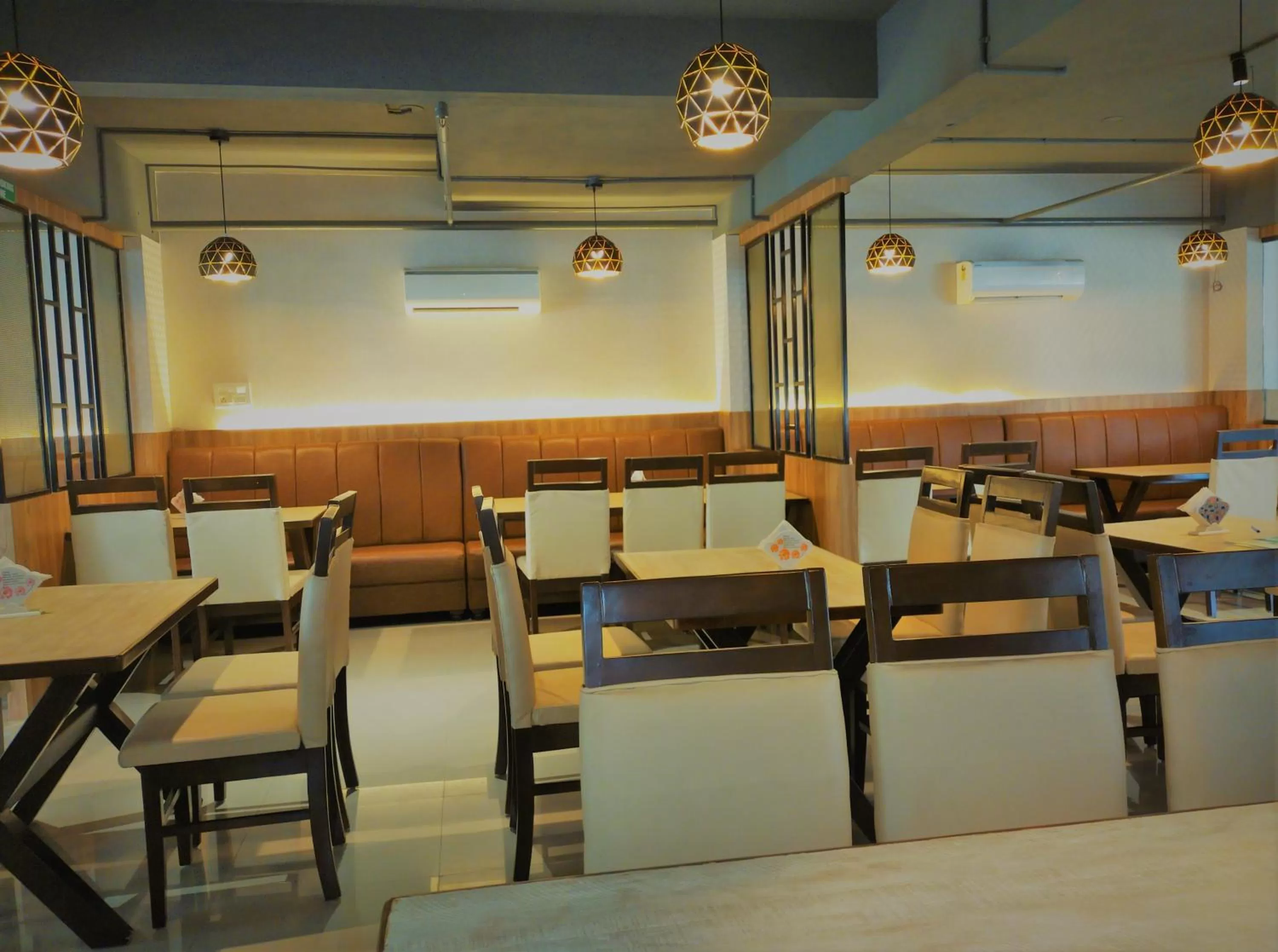 Restaurant/places to eat in Adyar Plaza Inn by RAK Rooms, Mangaluru