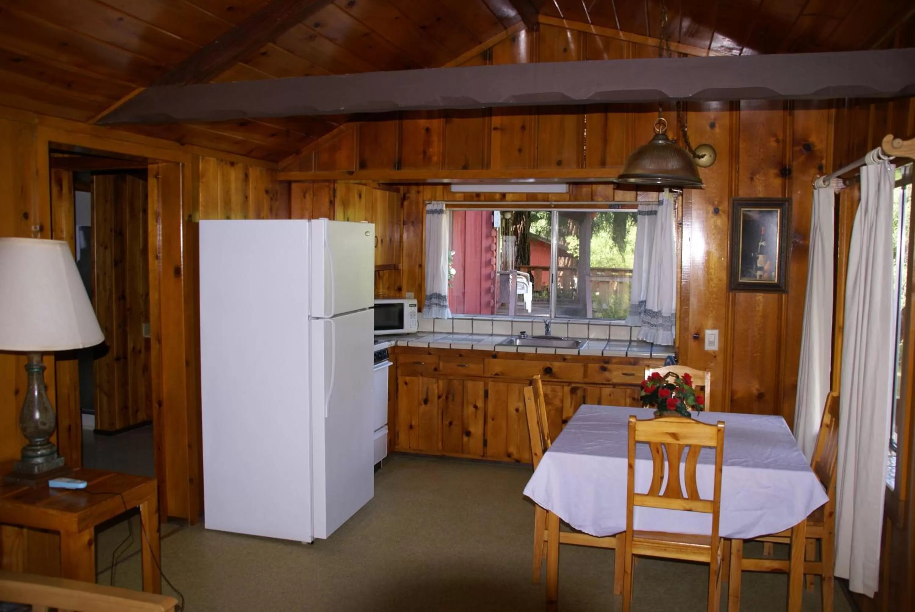 Photo of the whole room, Dining Area in Fern River Resort