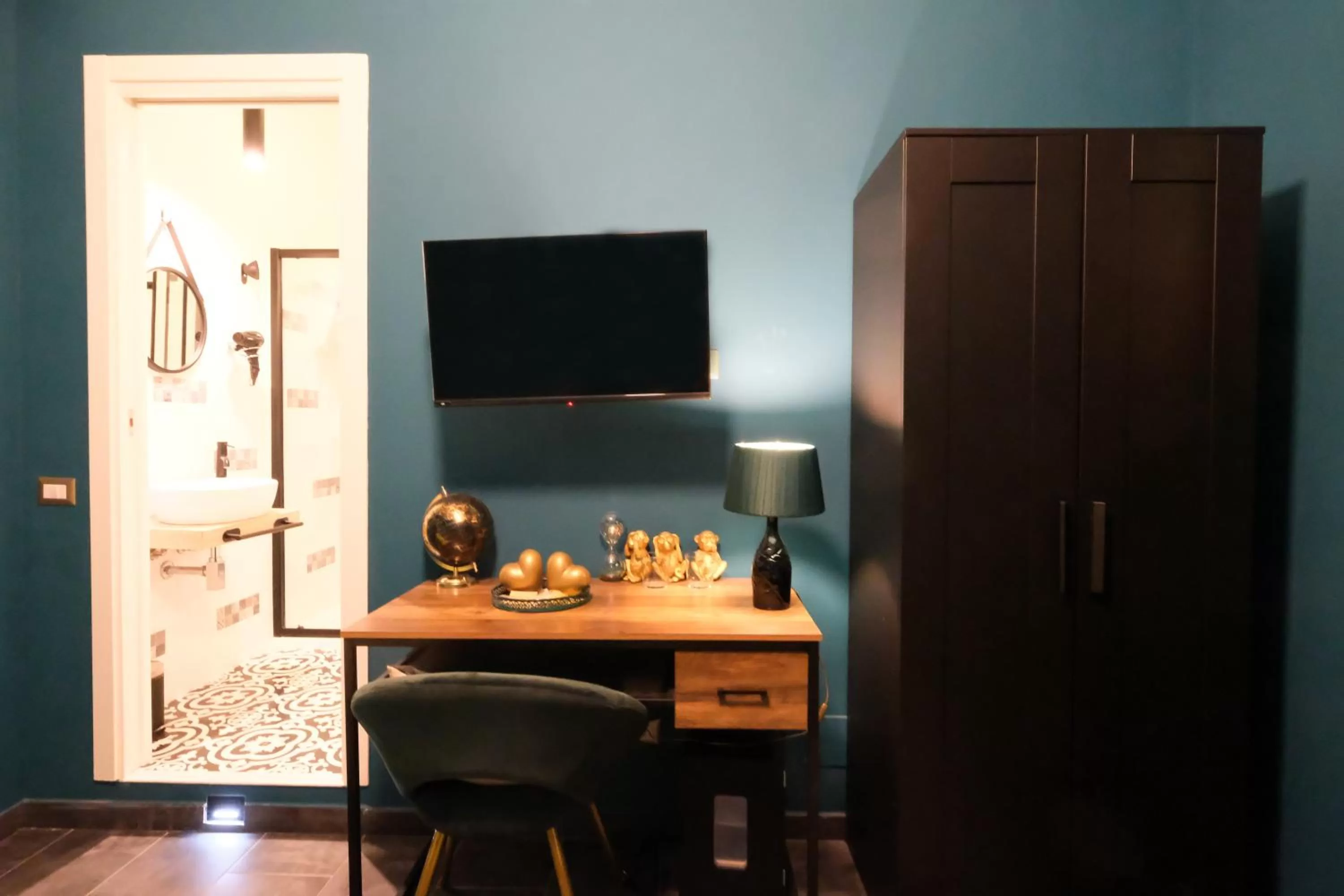 TV and multimedia, TV/Entertainment Center in LH51 B&B