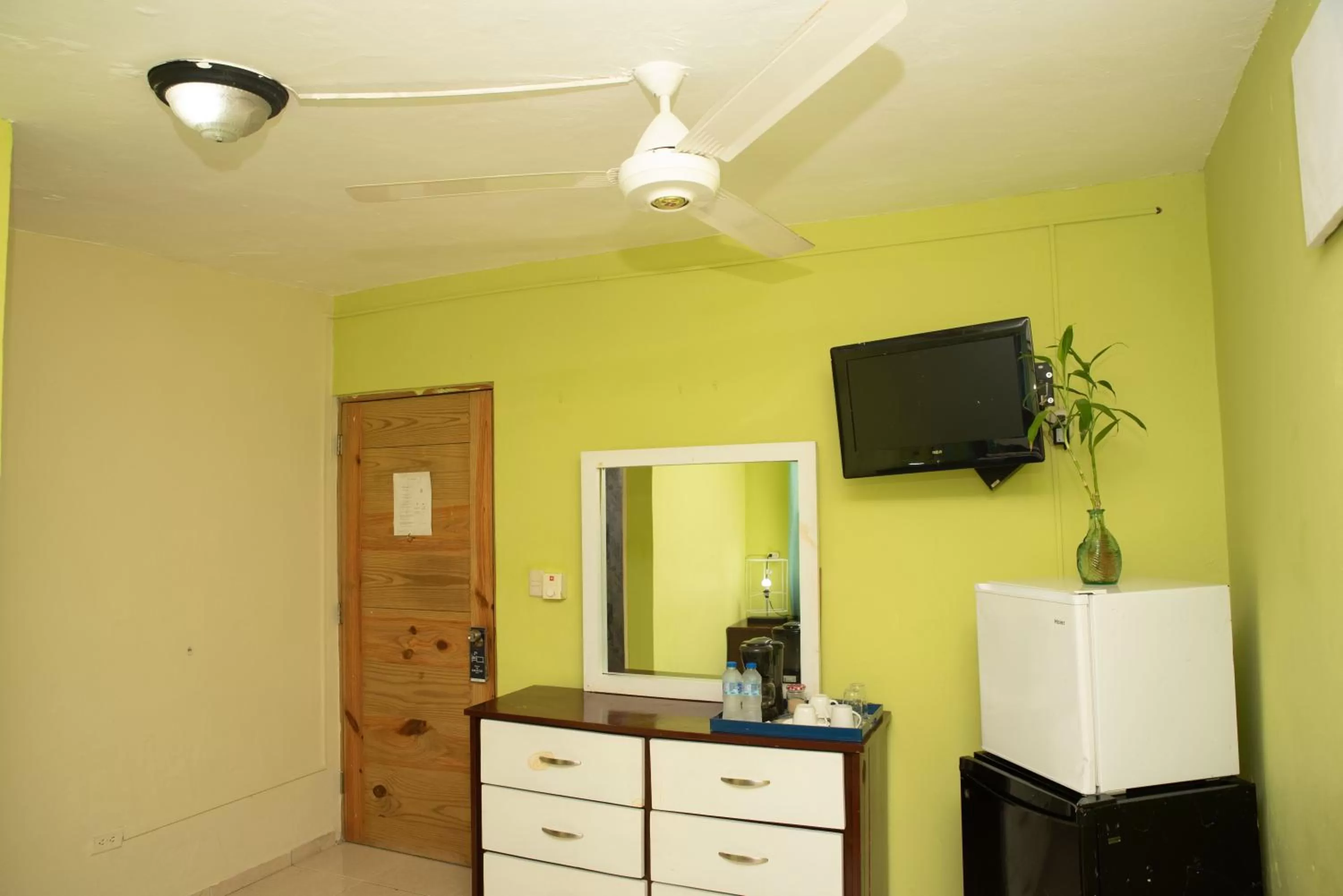 room service, TV/Entertainment Center in Hotel Boutique Simona