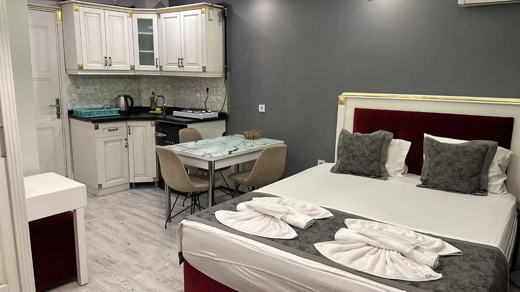 Kitchen or kitchenette, Bed in Arat Apartments