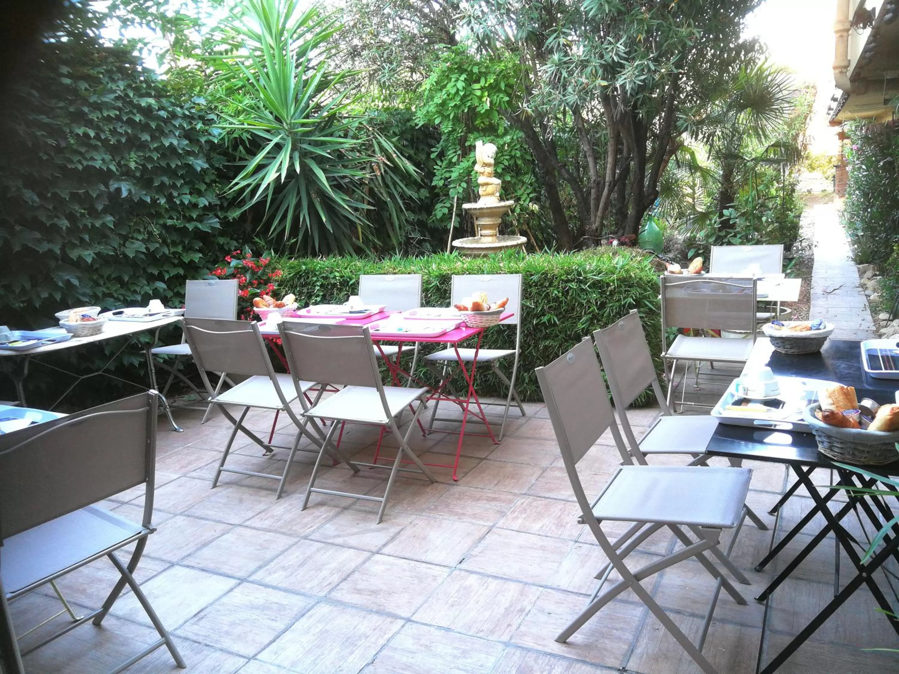 Patio in Hôtel du Tricastin