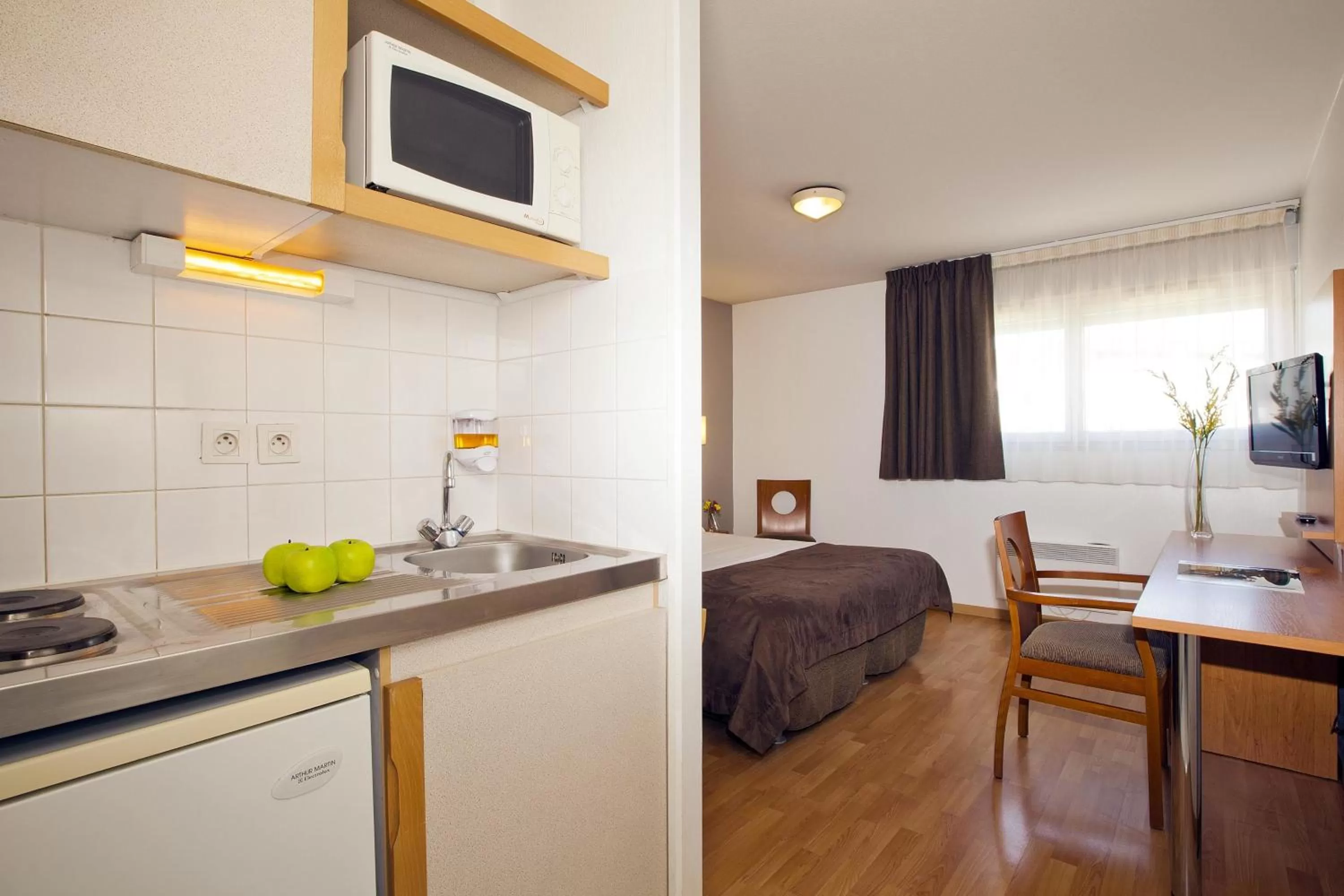 Kitchen or kitchenette, Bed in Séjours & Affaires Nantes Ducs De Bretagne