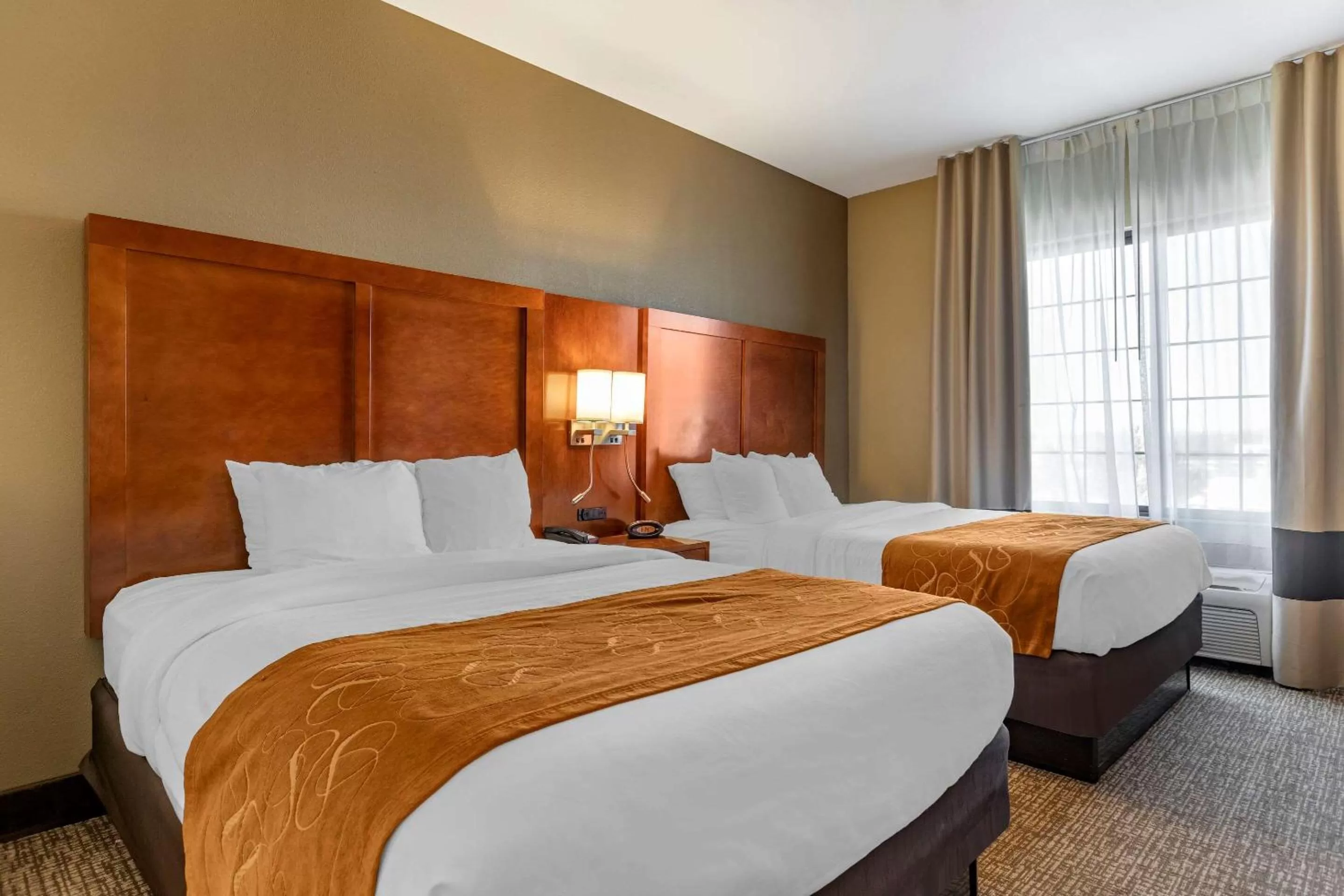 Photo of the whole room, Bed in Comfort Suites Grand Rapids South