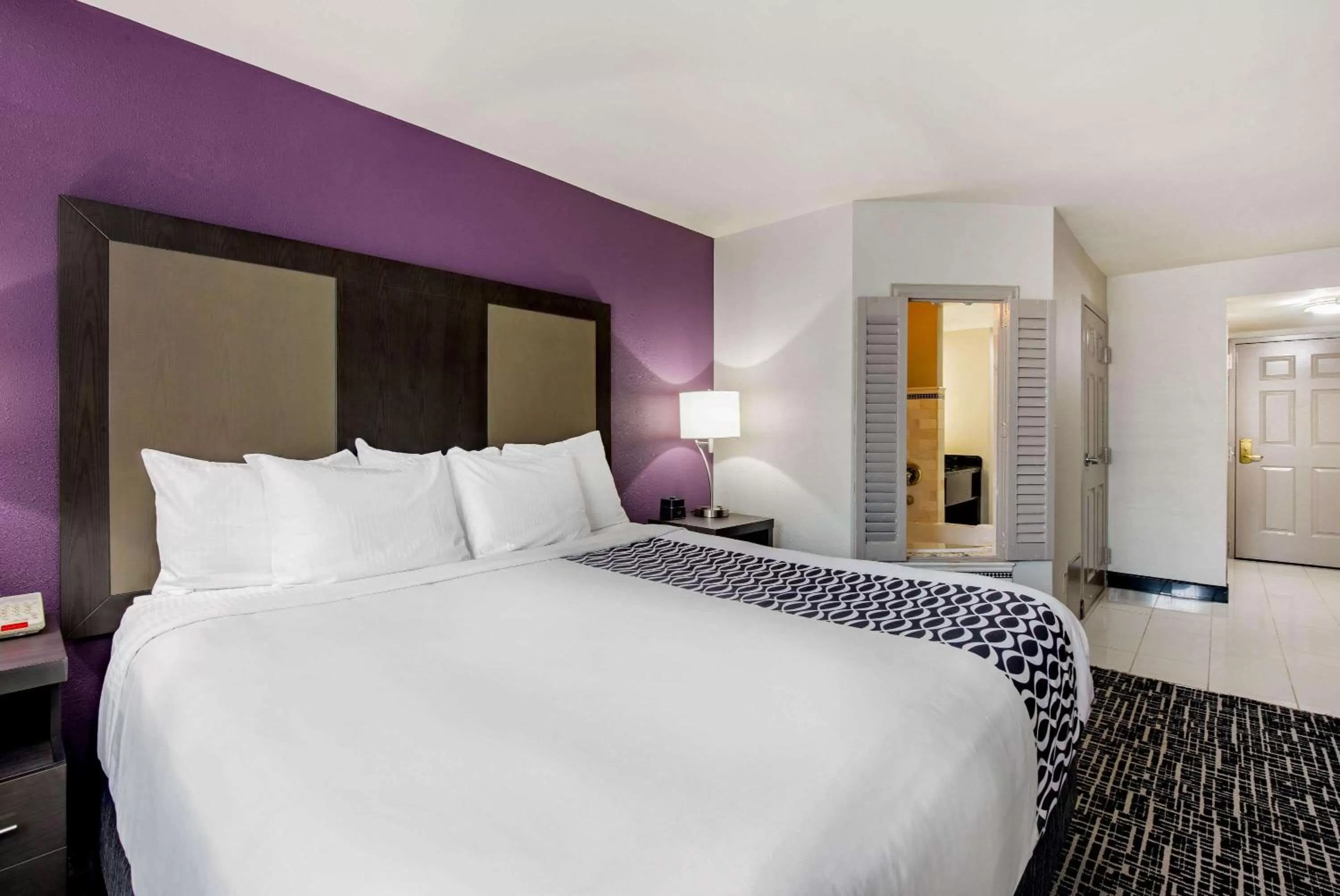 Photo of the whole room, Bed in La Quinta Inn by Wyndham West Long Branch NJ Shore Area