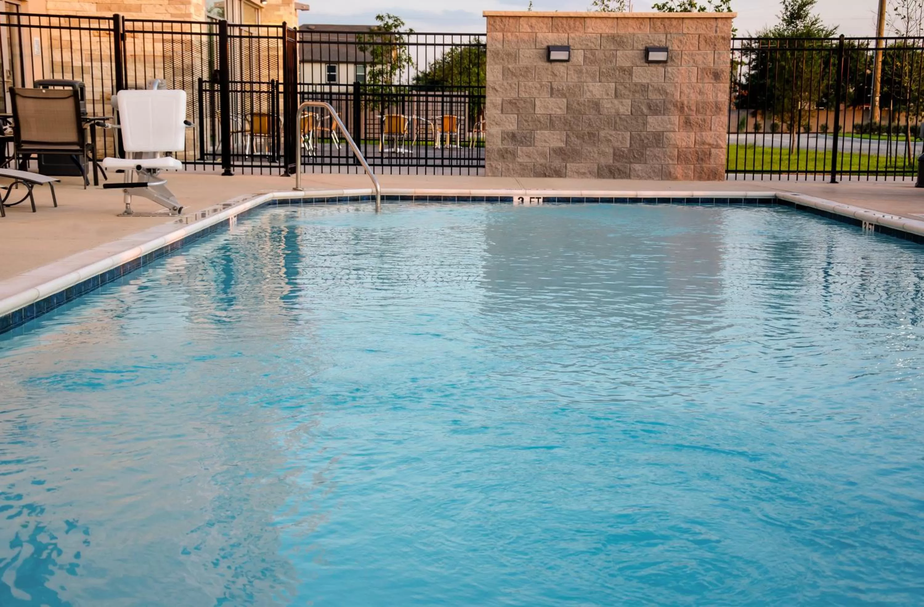 Swimming pool in Holiday Inn Express & Suites Taylor by IHG