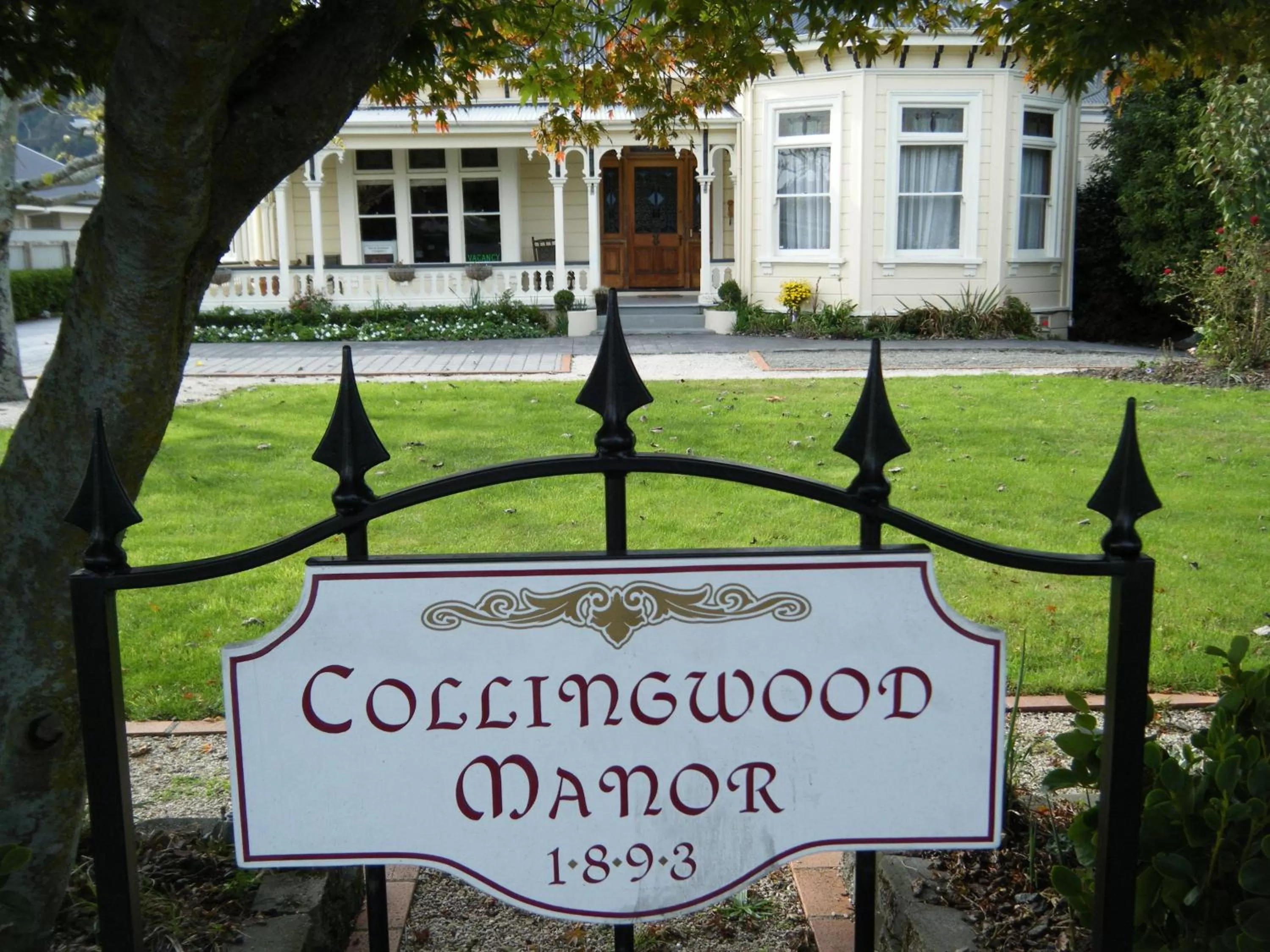 Property building in Collingwood Manor