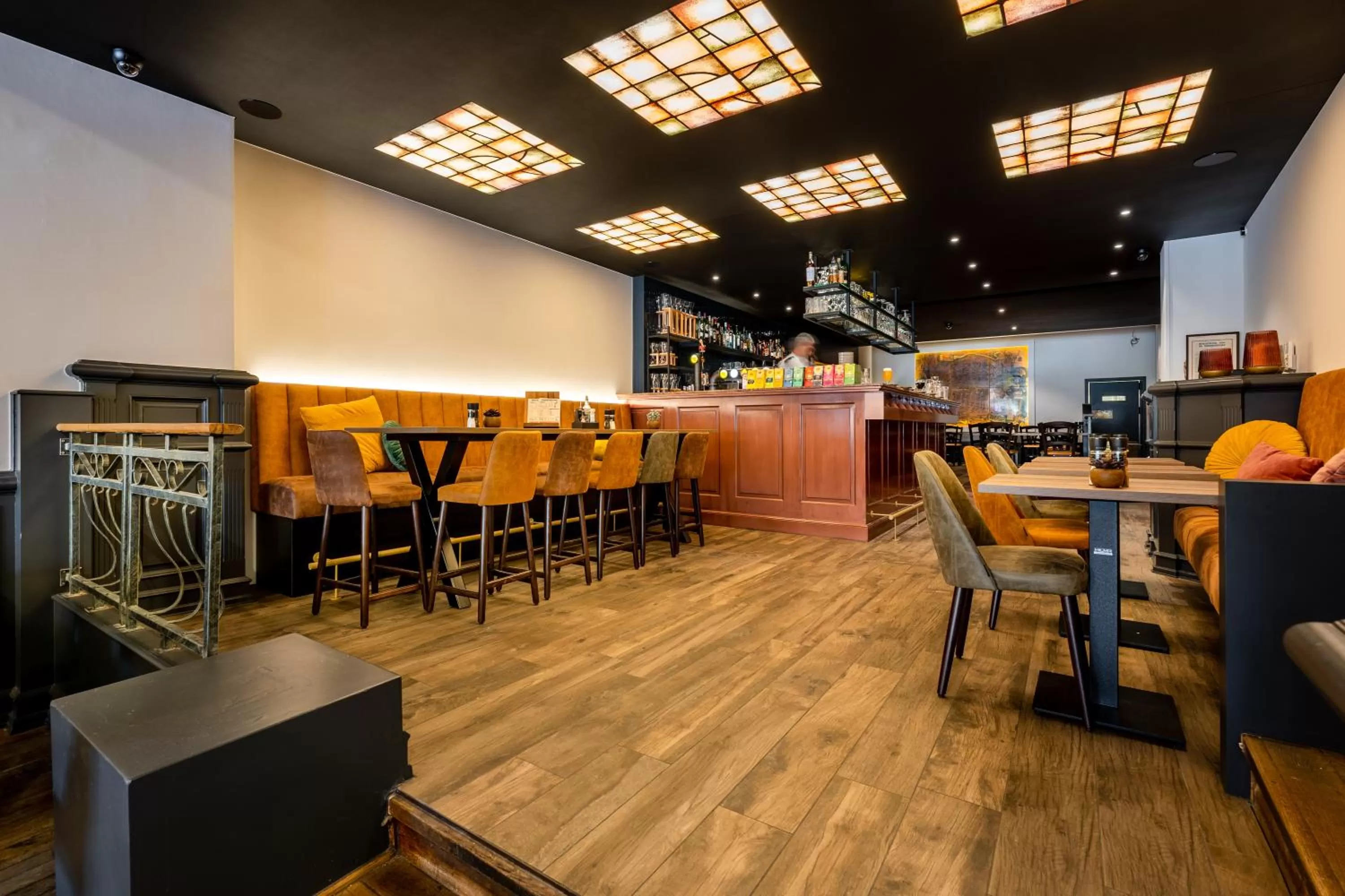 Restaurant/places to eat in Hotel Central