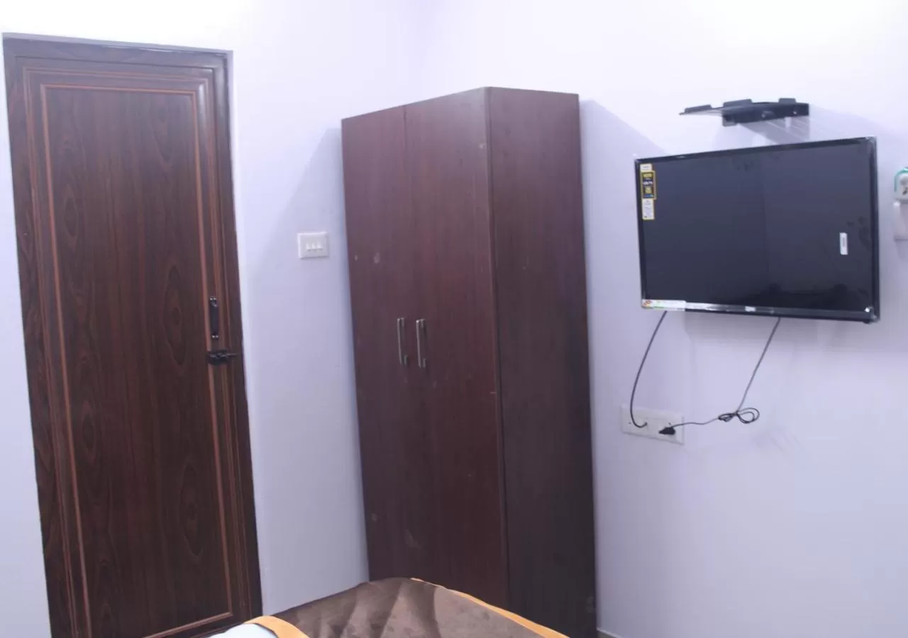 wardrobe in HOTEL PURI GREENS