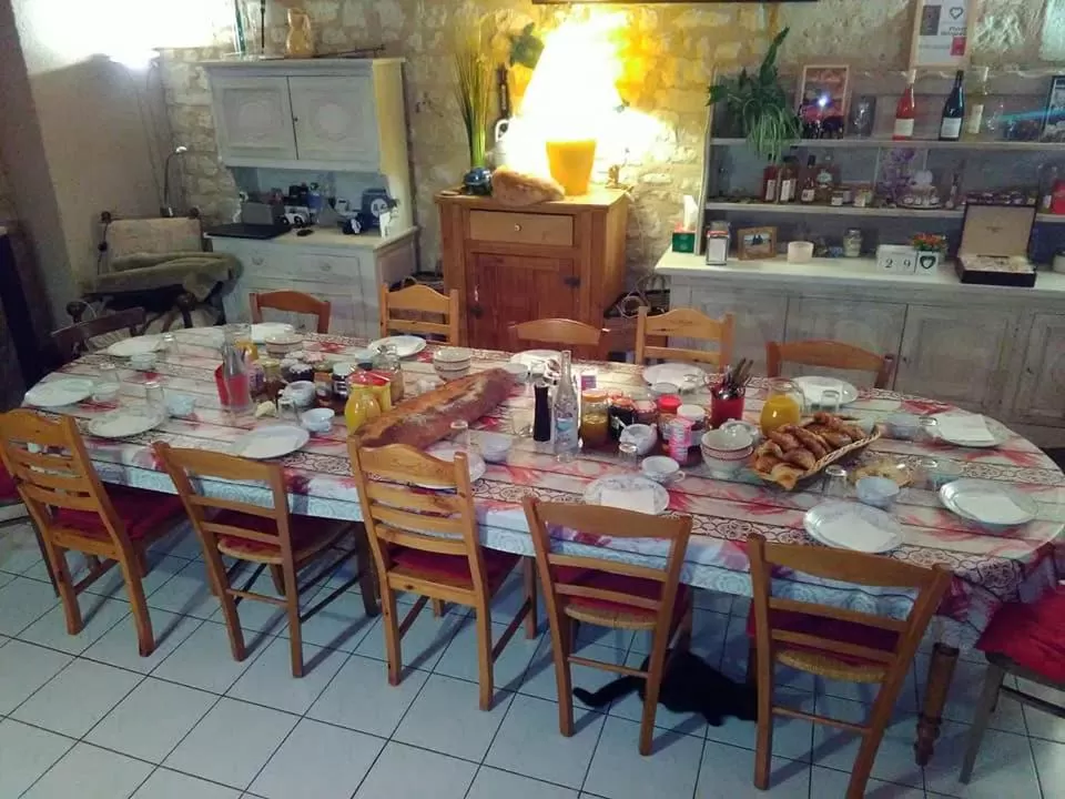 Continental breakfast, Restaurant/Places to Eat in Manoir Le Cristal - Futuroscope a petit prix , grandes chambres familiales 5-6 personnes ,