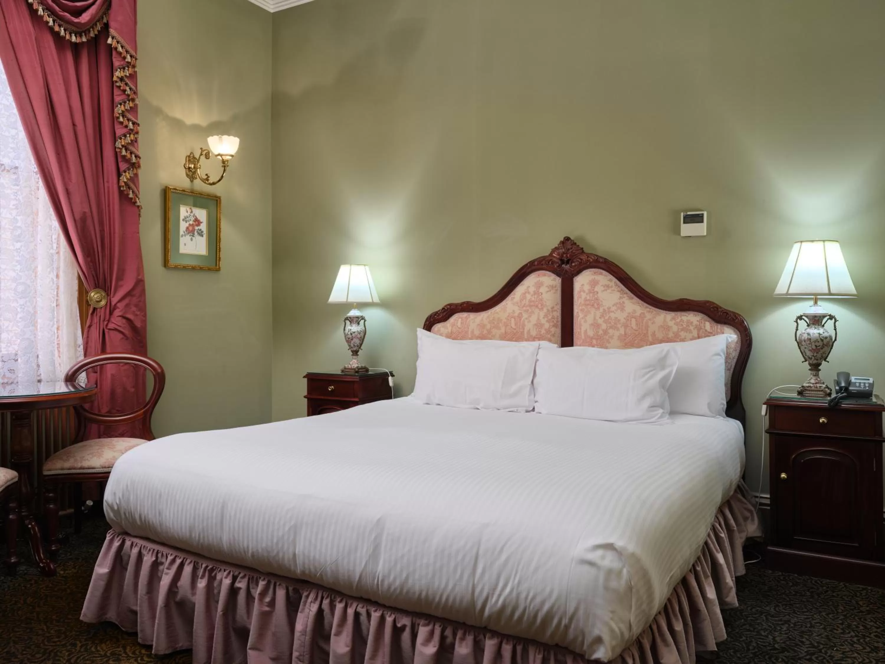 Bed in Craig's Royal Hotel