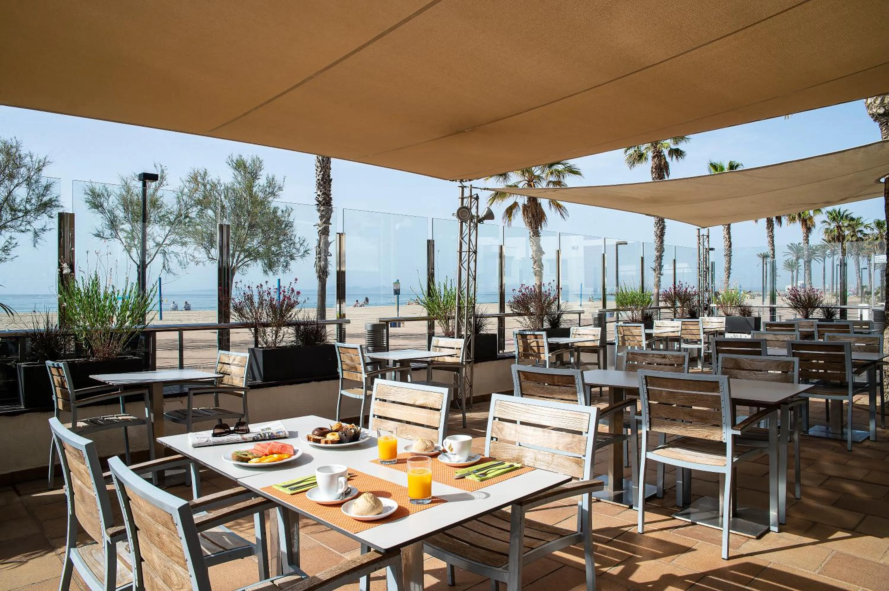 Restaurant/places to eat in Hotel Monterrey Roses by Pierre & Vacances