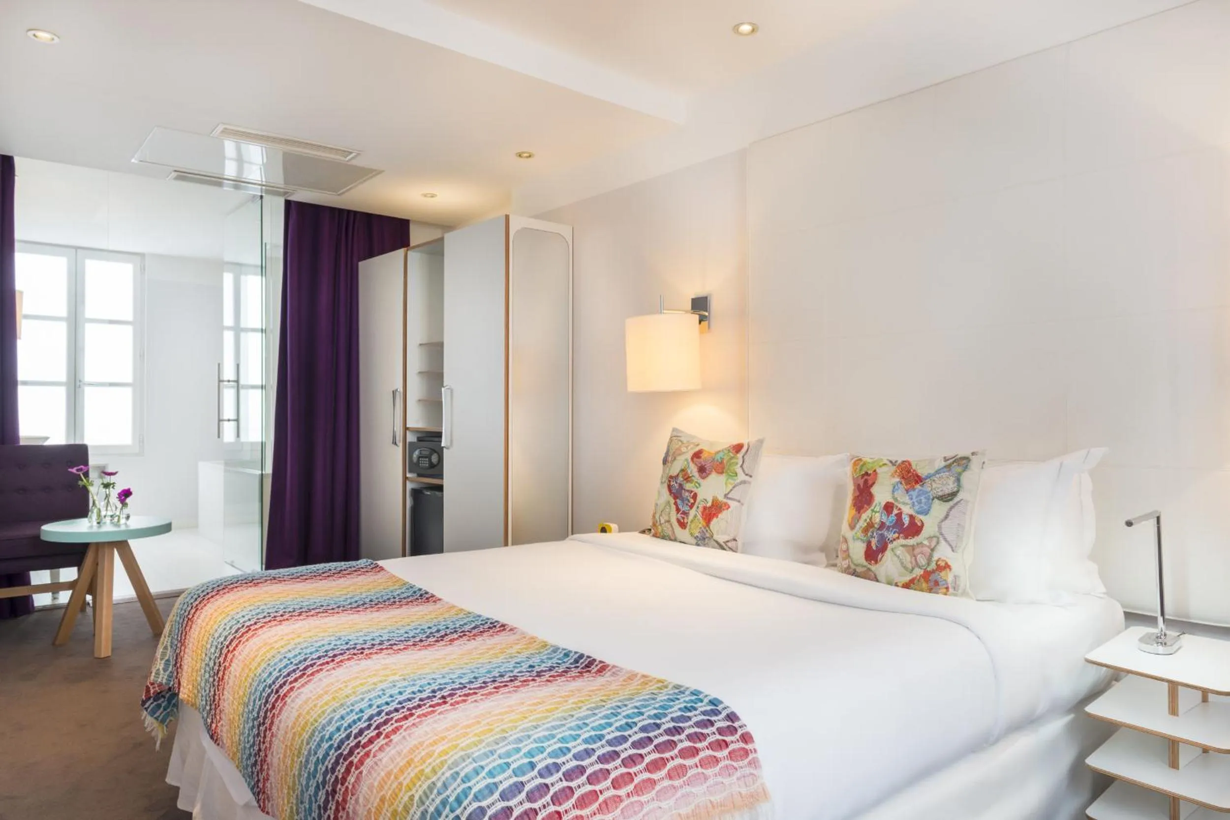 Bed in Hotel Le Placide Saint-Germain Des Prés