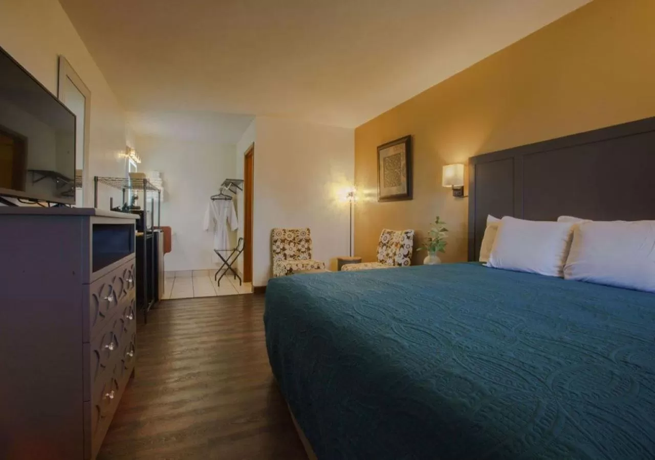 Bed in Shady Acre Inn and Suites