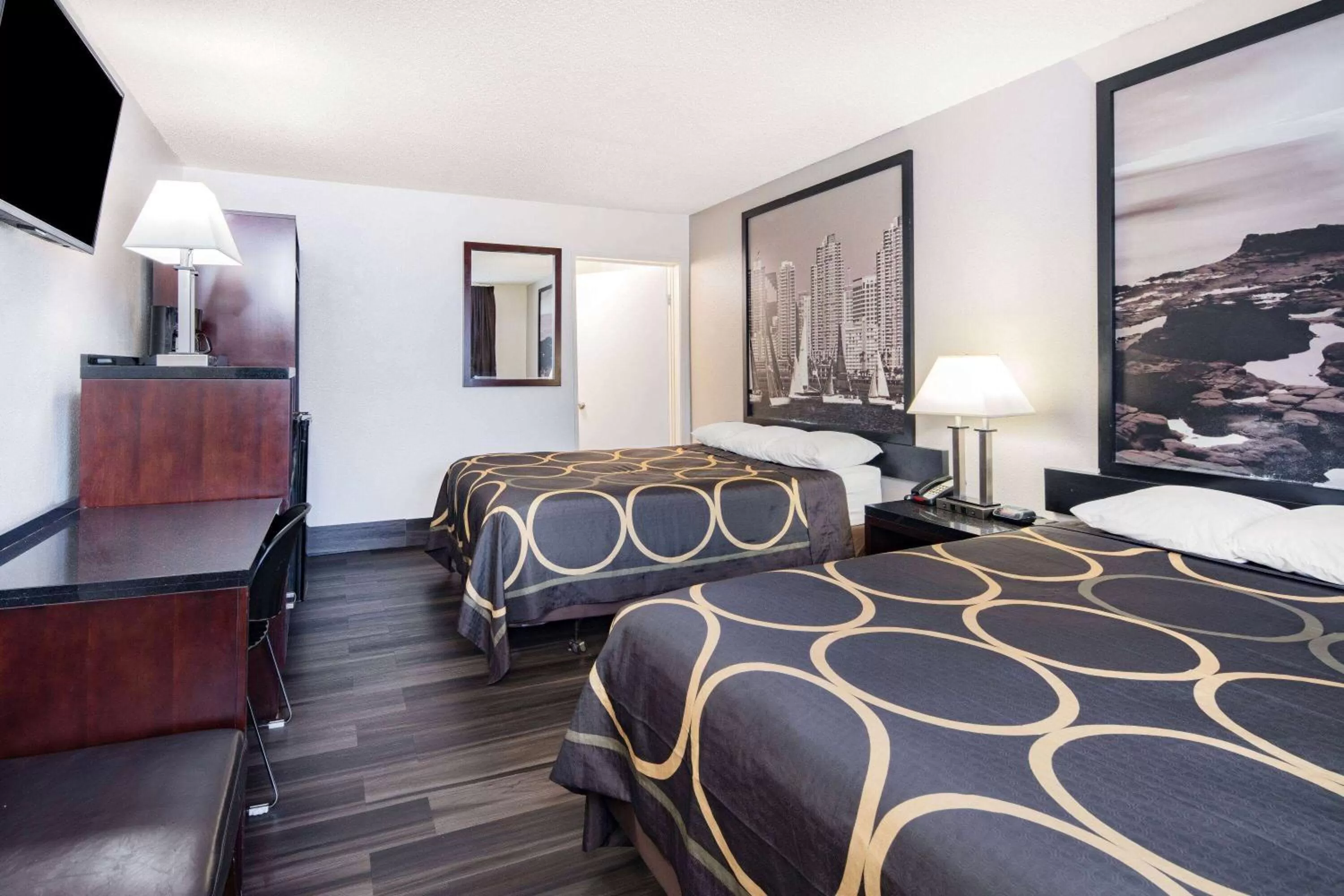 Photo of the whole room, Bed in Super 8 by Wyndham San Diego Hotel Circle