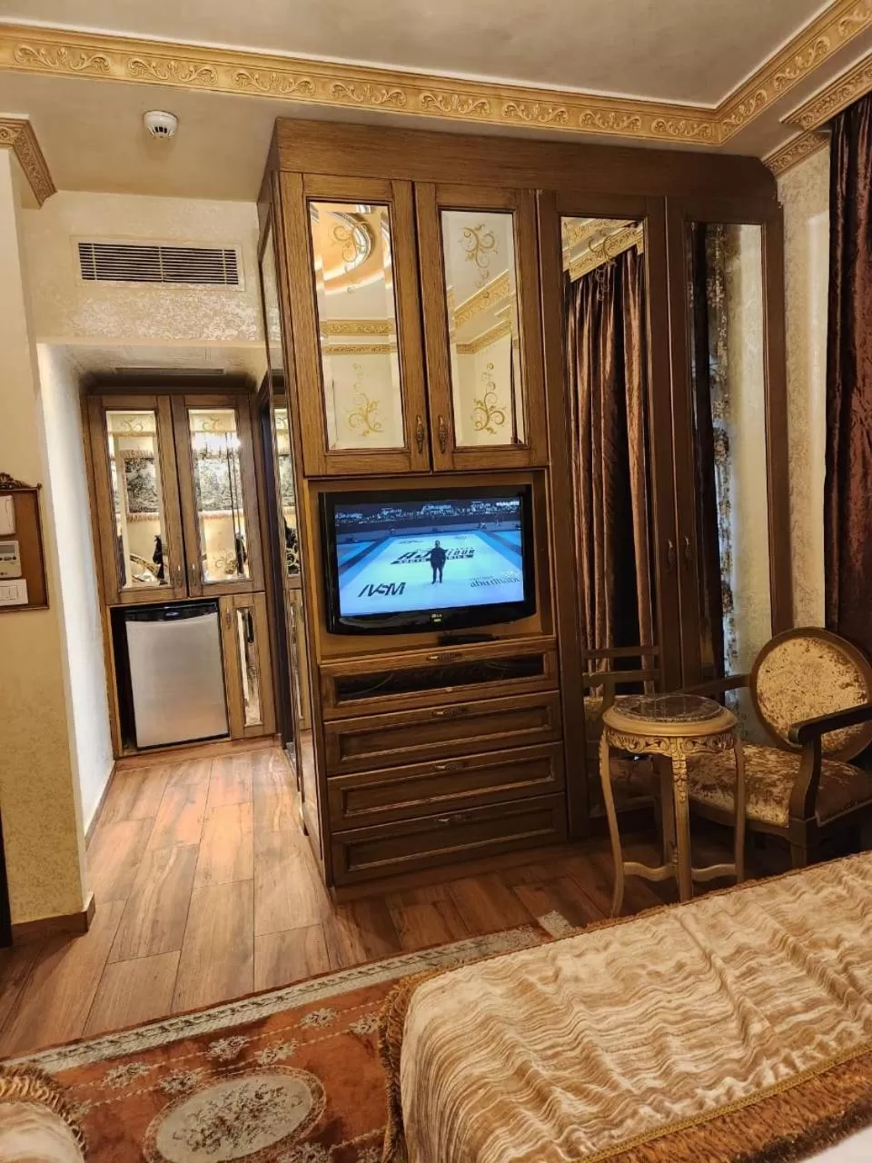 Photo of the whole room, Bed in Q Hotel