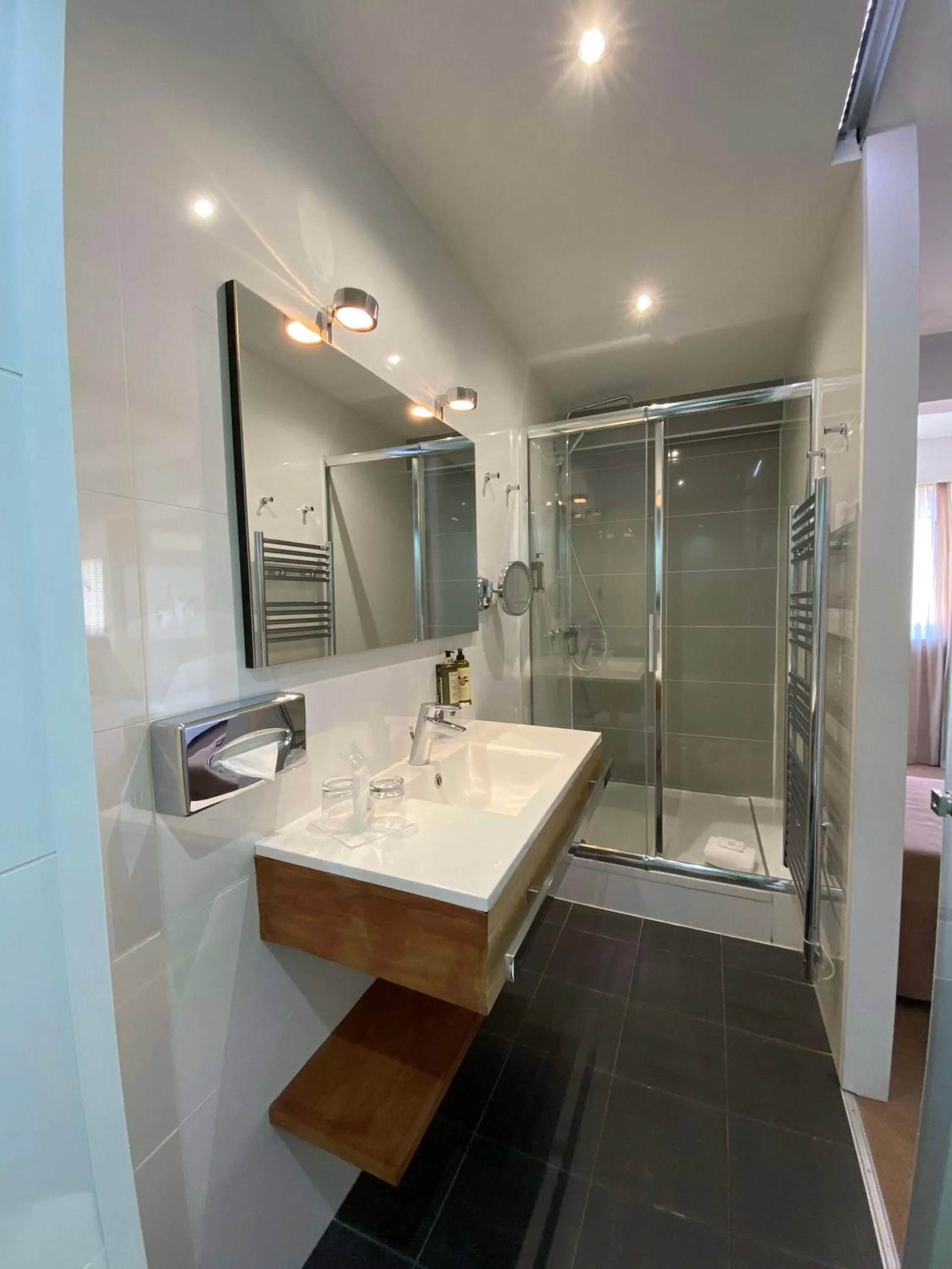 Bathroom in Best Western Plus Hôtel la Rade