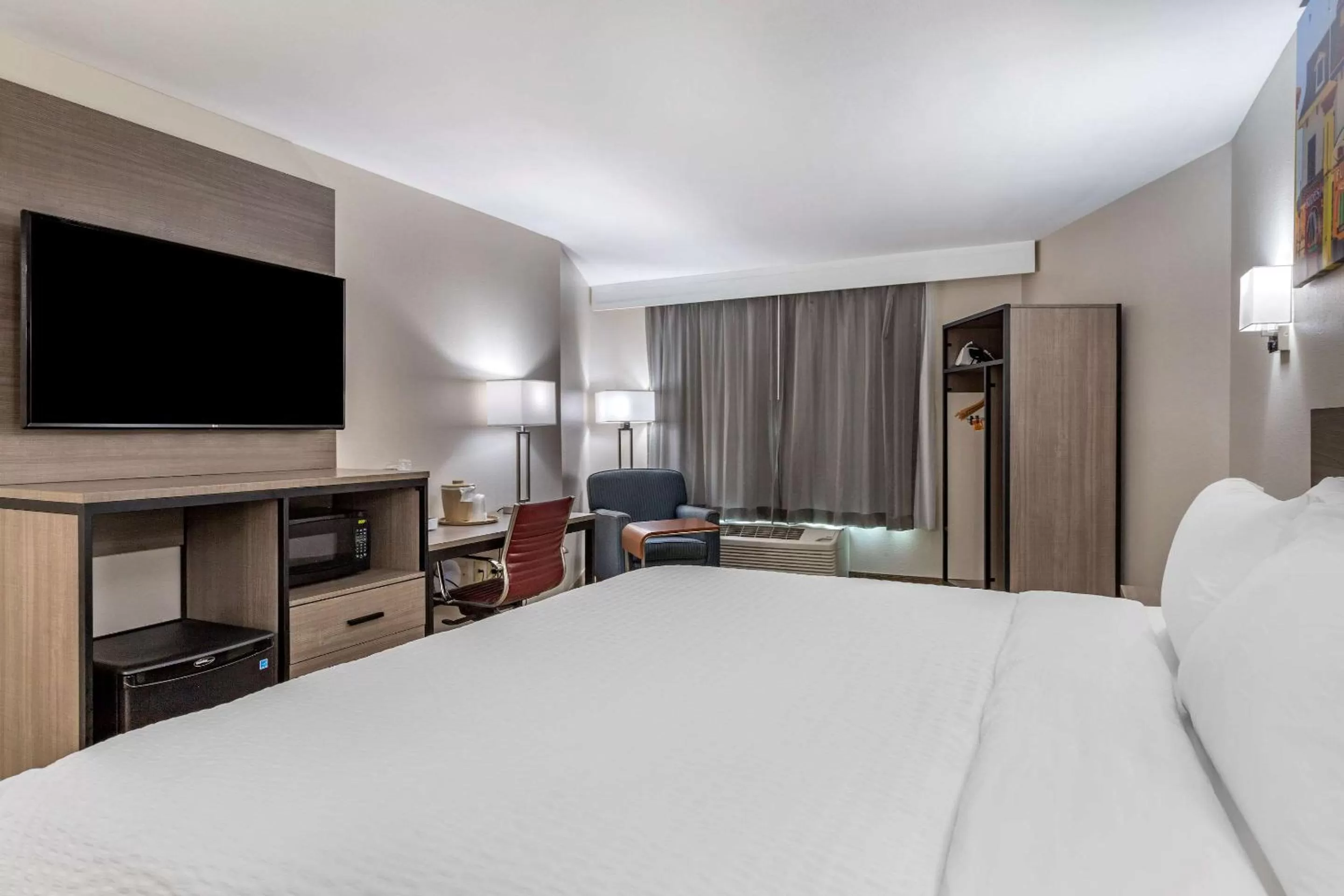 Bed, TV/Entertainment Center in Clarion Pointe Galveston Seawall