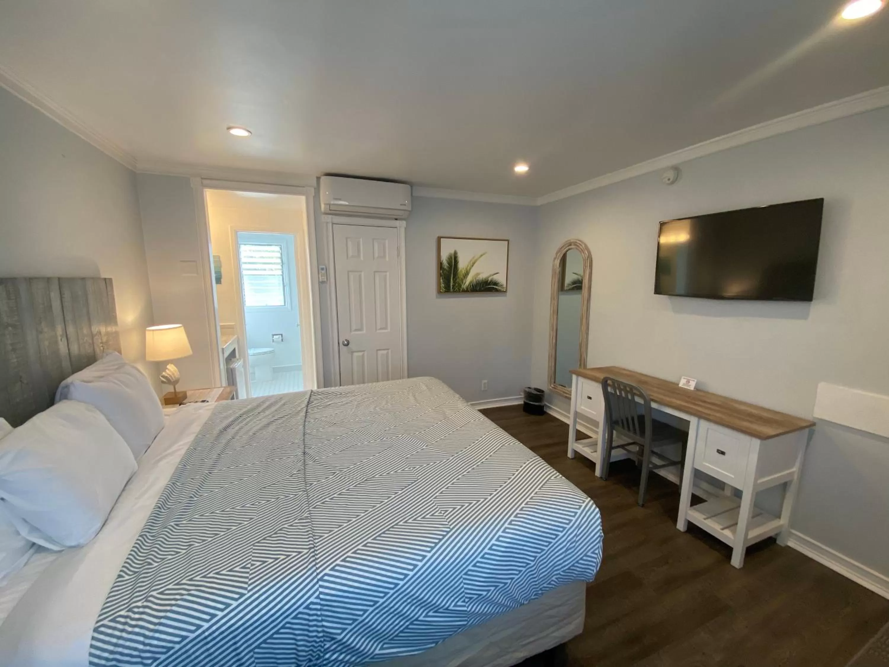 Bed in Ocean Lodge Santa Monica Beach Hotel