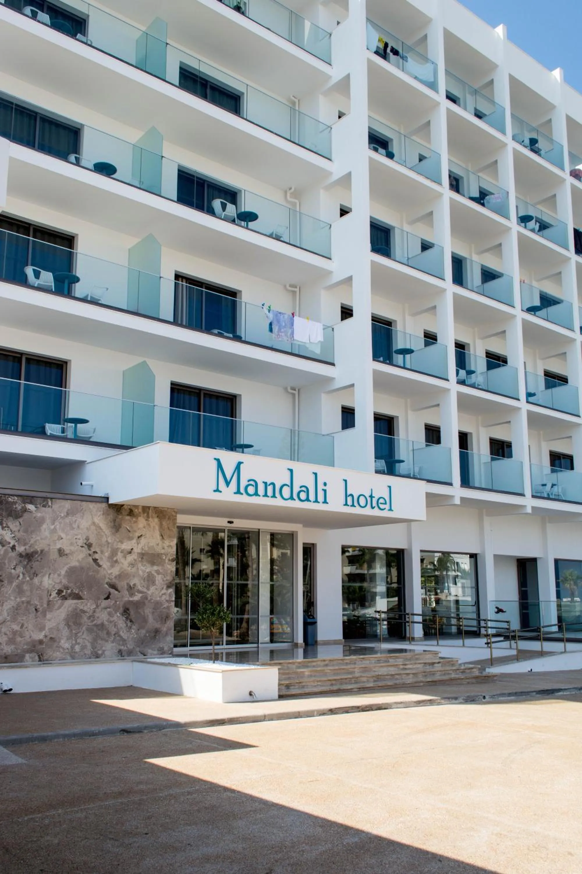 Facade/entrance in Mandali Hotel
