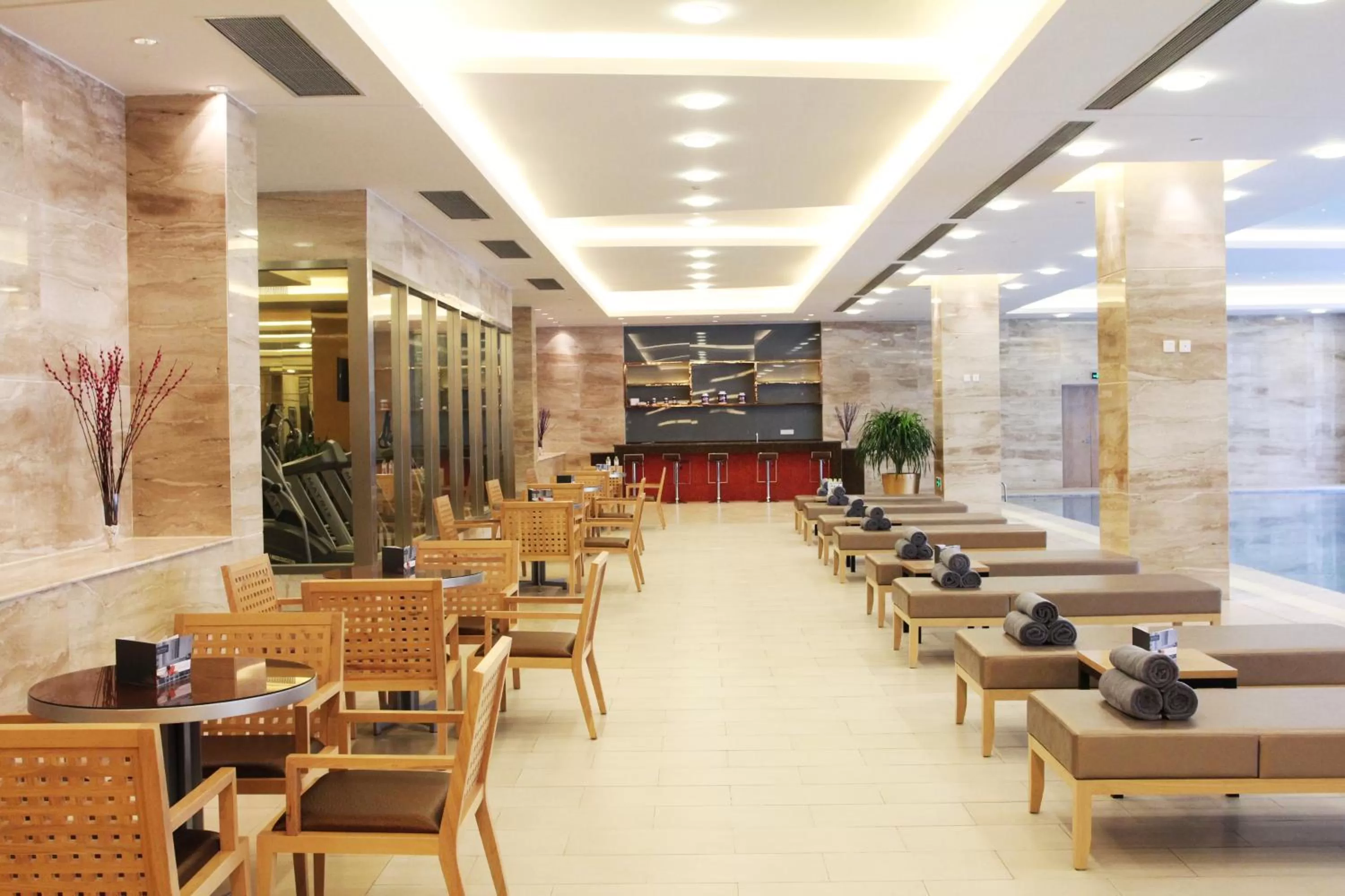 Swimming pool in Pullman Linyi Lushang