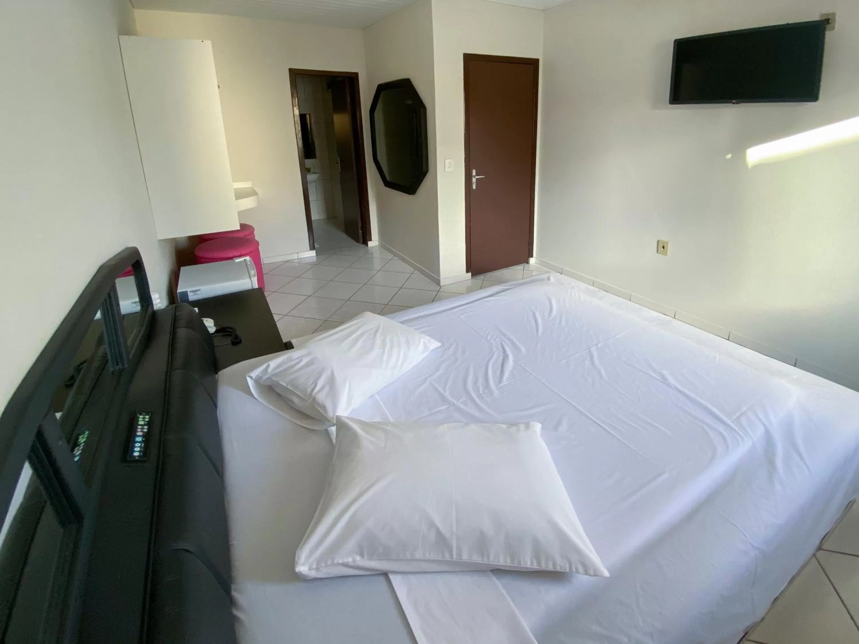 Photo of the whole room, Bed in GUINZA