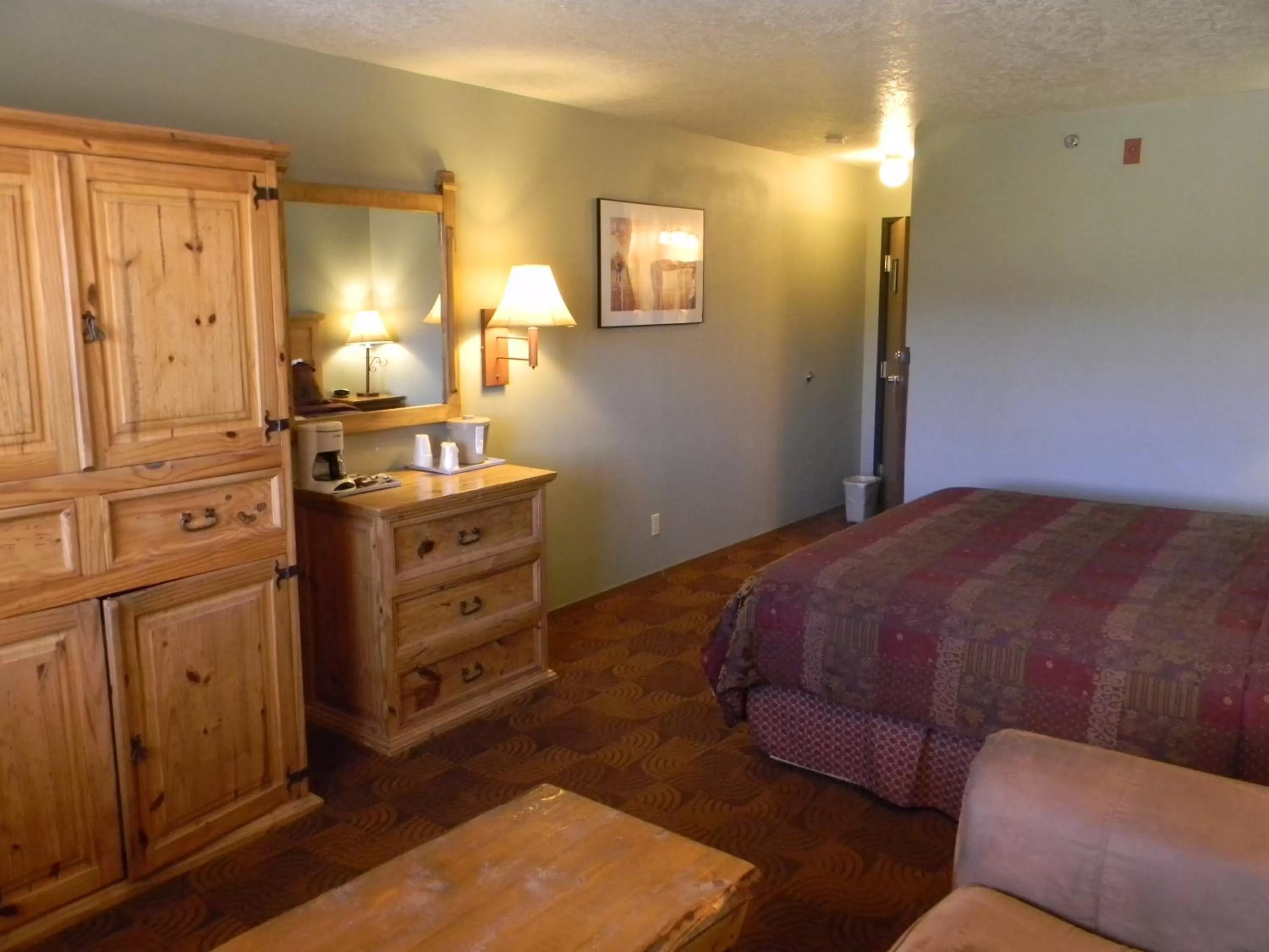 Photo of the whole room, Bed in New Summit Inn