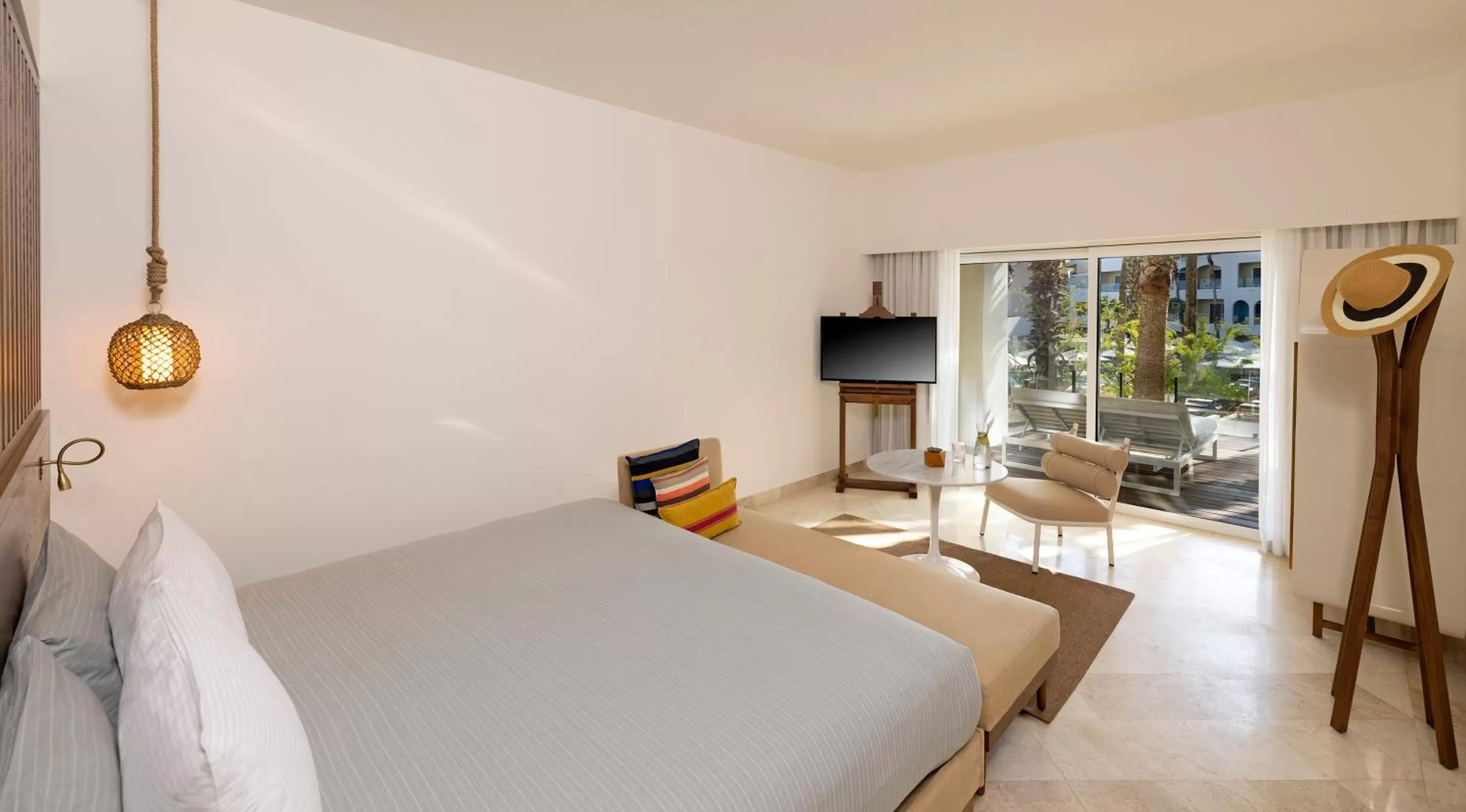 TV and multimedia, Bed in ME Cabo by Meliá