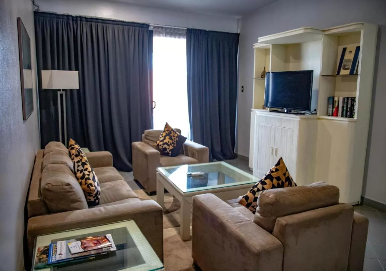 Communal lounge/ TV room in Bird Of Paradise Hotel