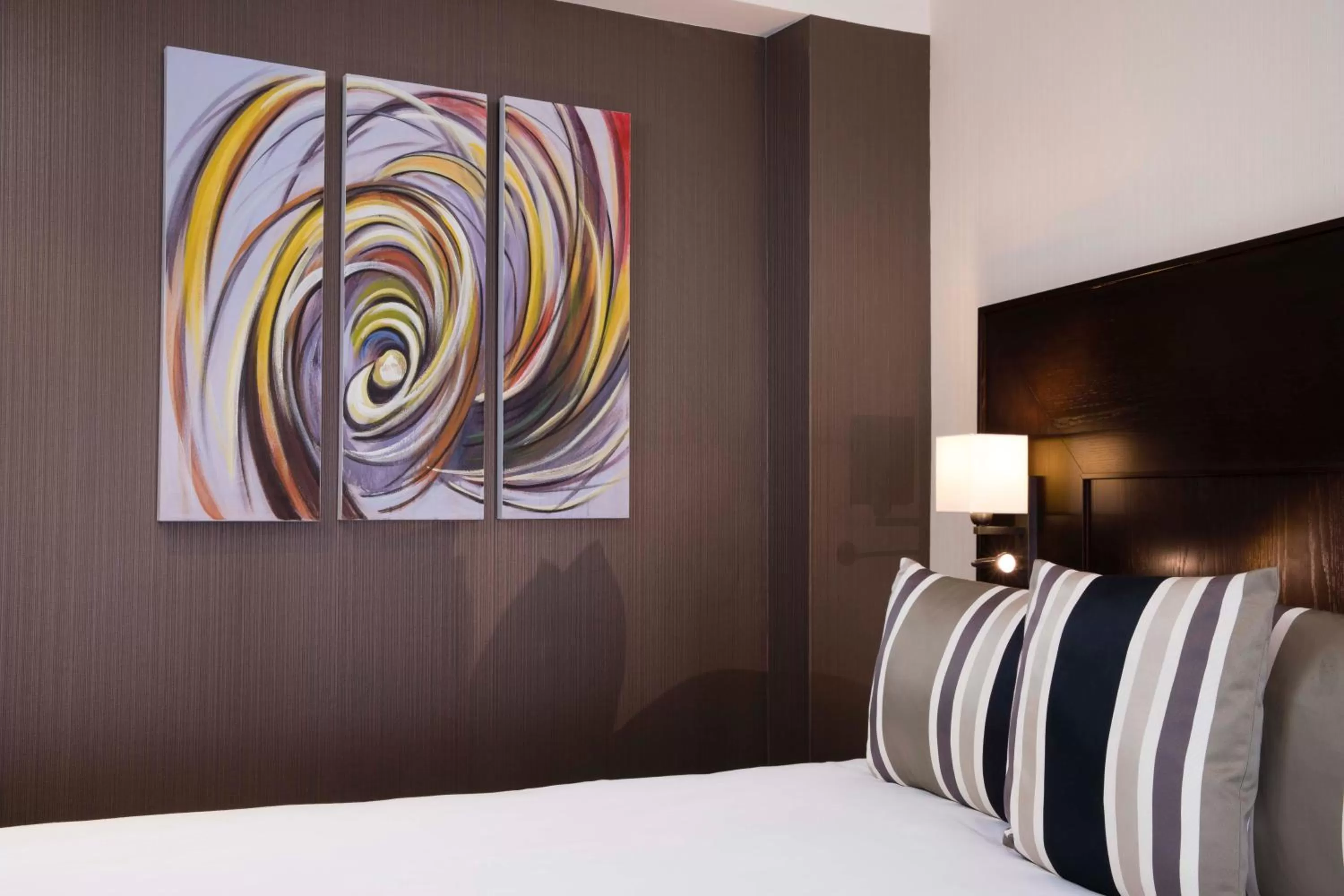 Shower, Bed in Hôtel Albert 1er Paris Lafayette