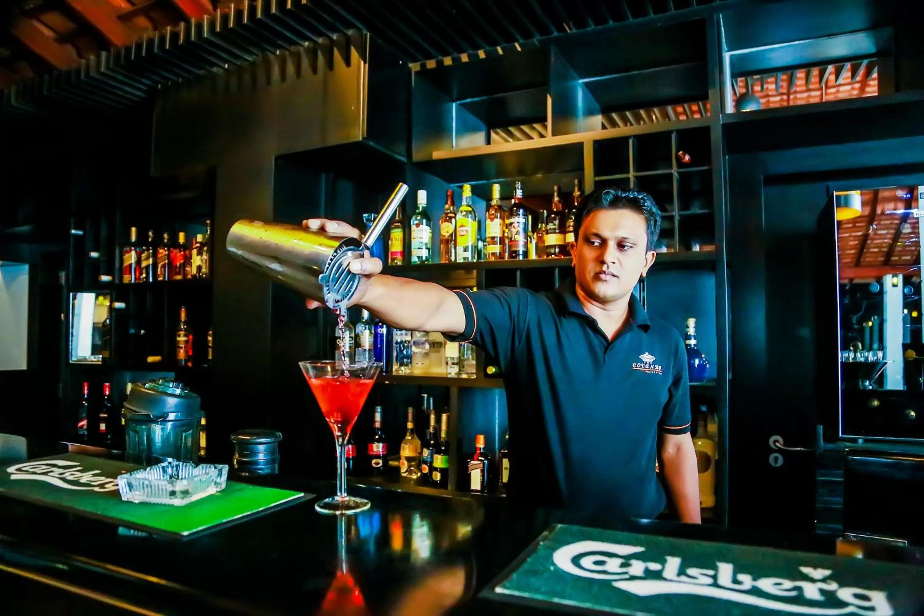 Lounge or bar in The Covanro Airport Hotel - Katunayake