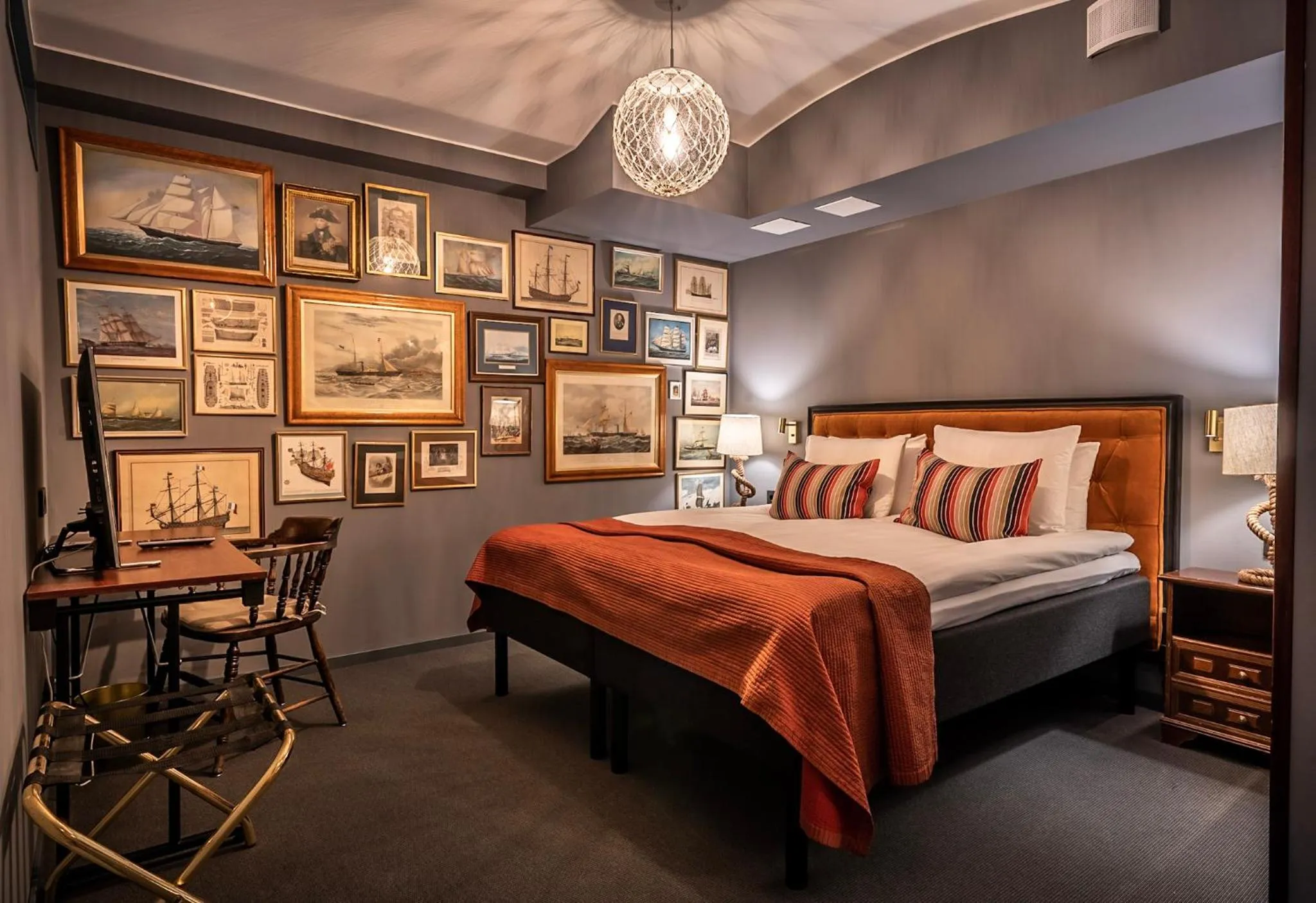 Bedroom, Bed in Lord Nelson Hotel