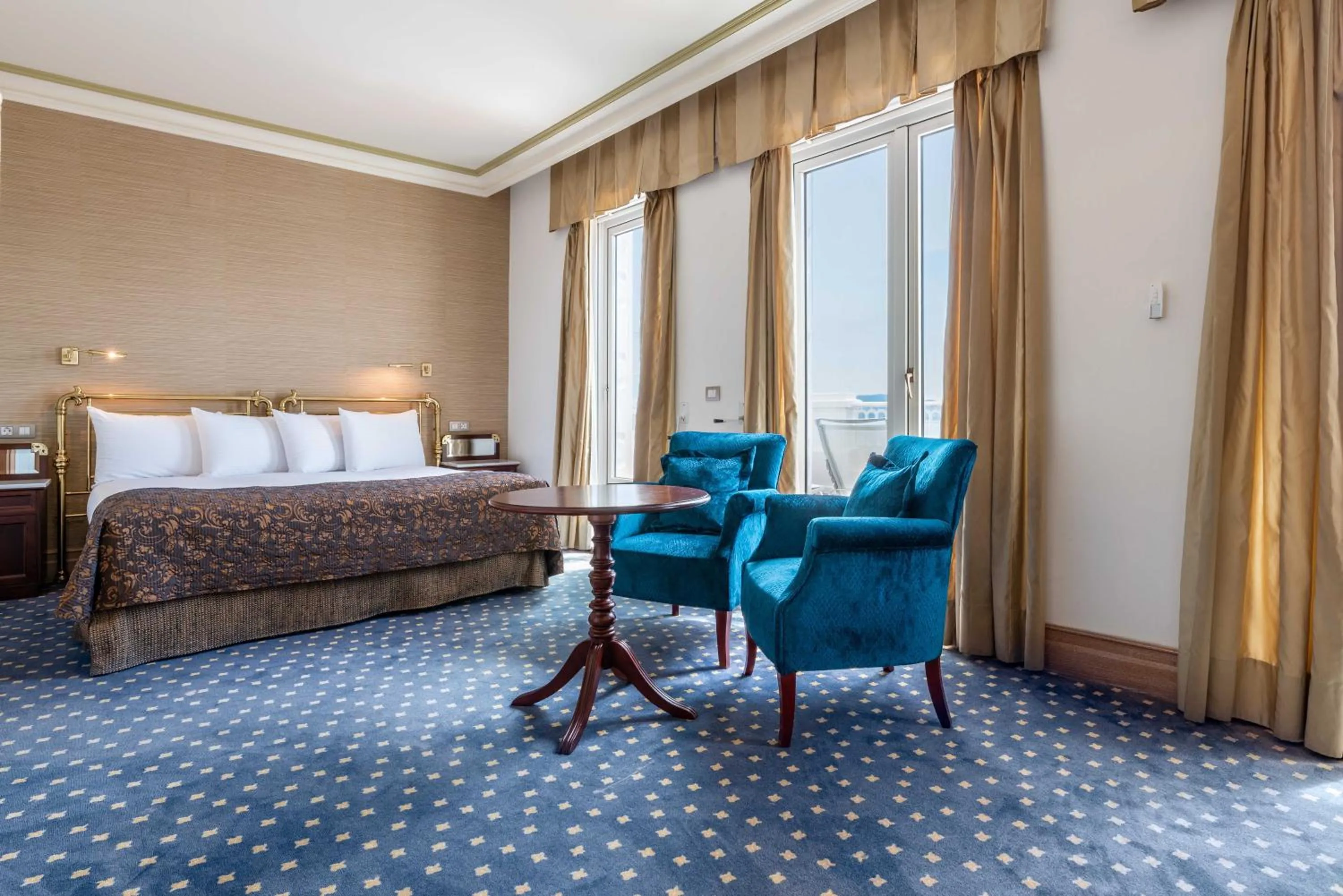 Living room, Bed in Eurostars Gran Hotel La Toja