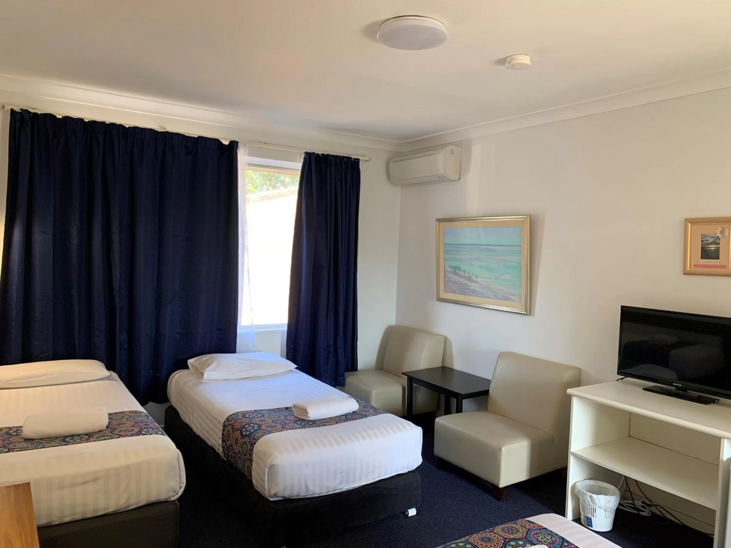 Bed in Panorama Motor Inn