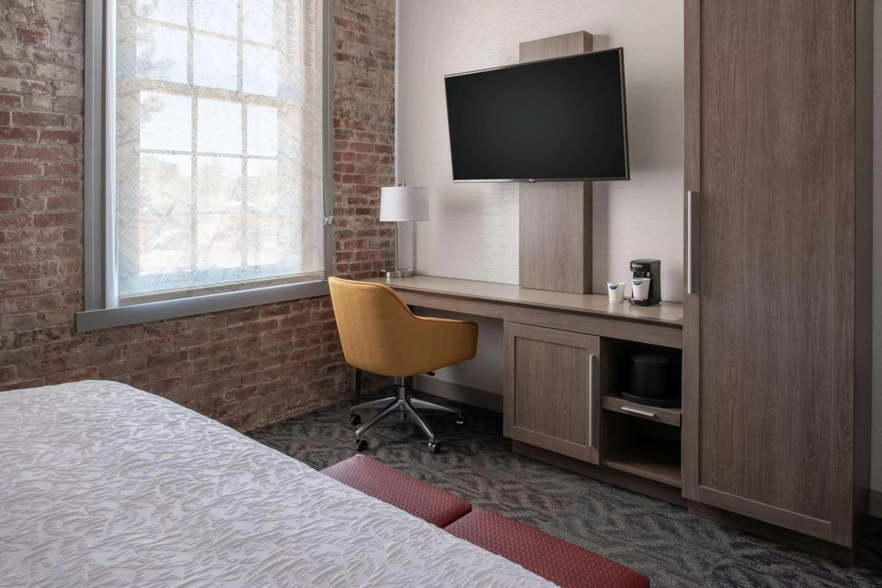 Bedroom, Bed in Hampton Inn Petaluma, Ca