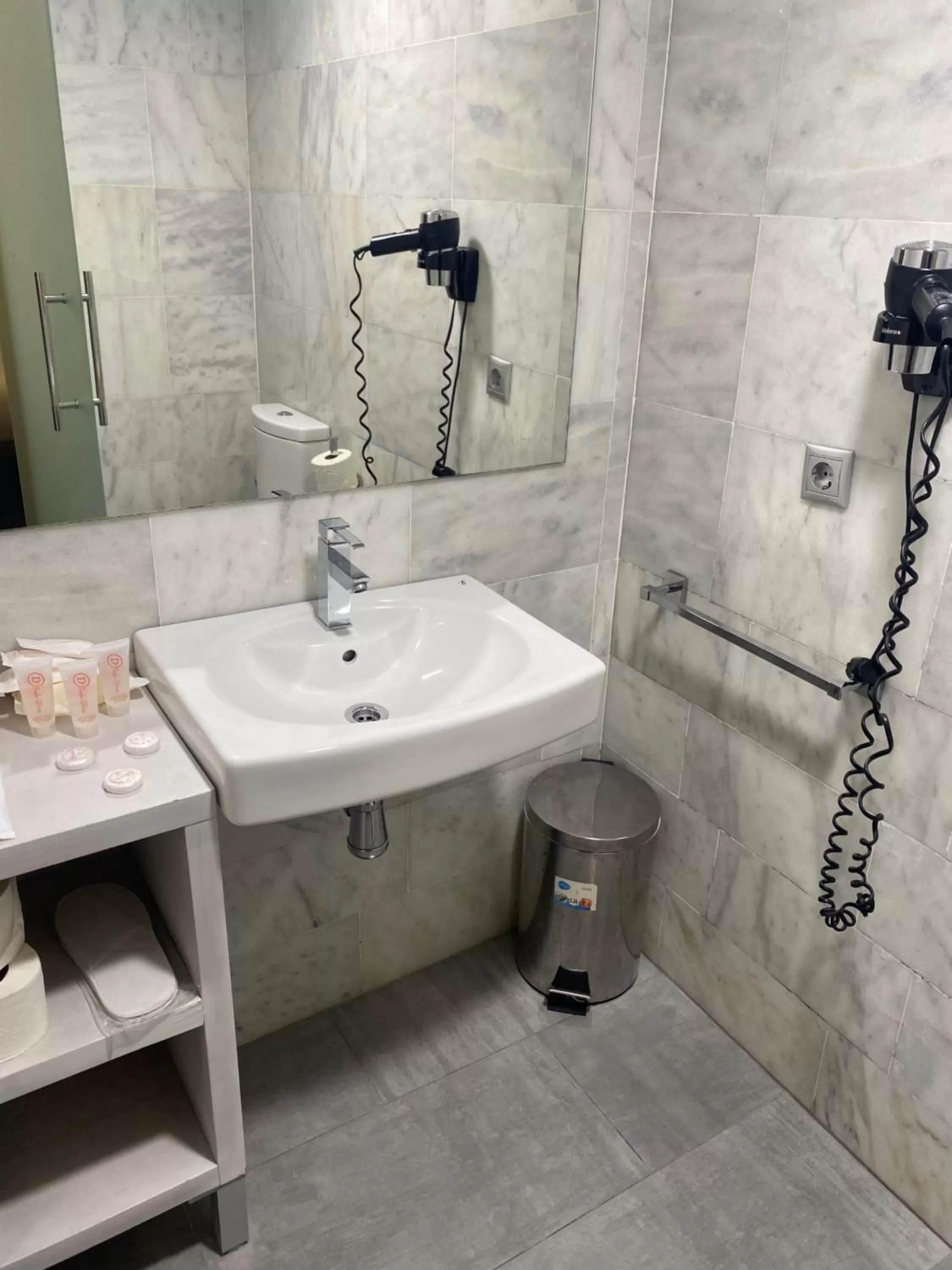 Shower, Bathroom in Cordoba Carpe Diem