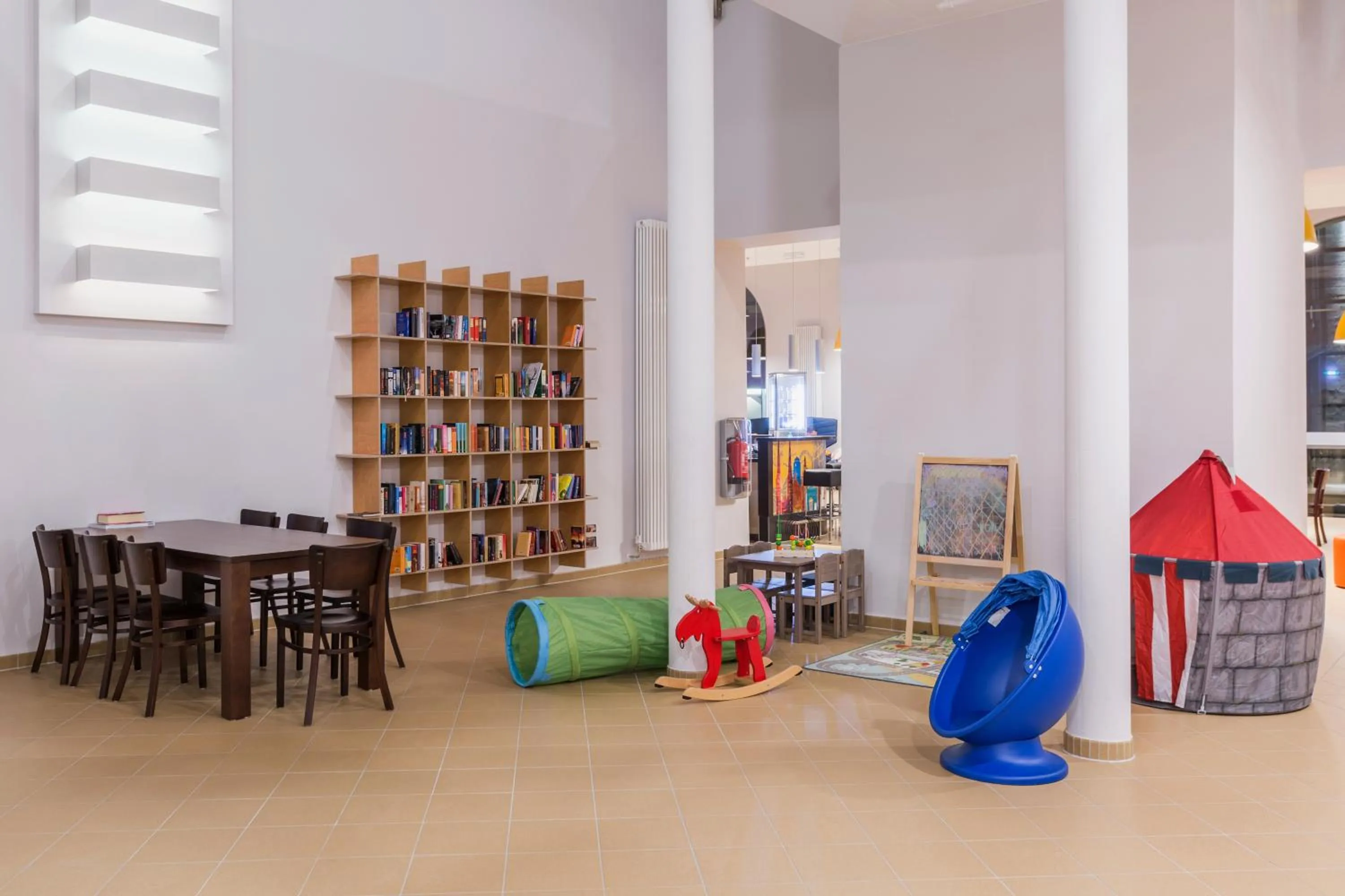 Lounge or bar in a&o Salzburg Hauptbahnhof