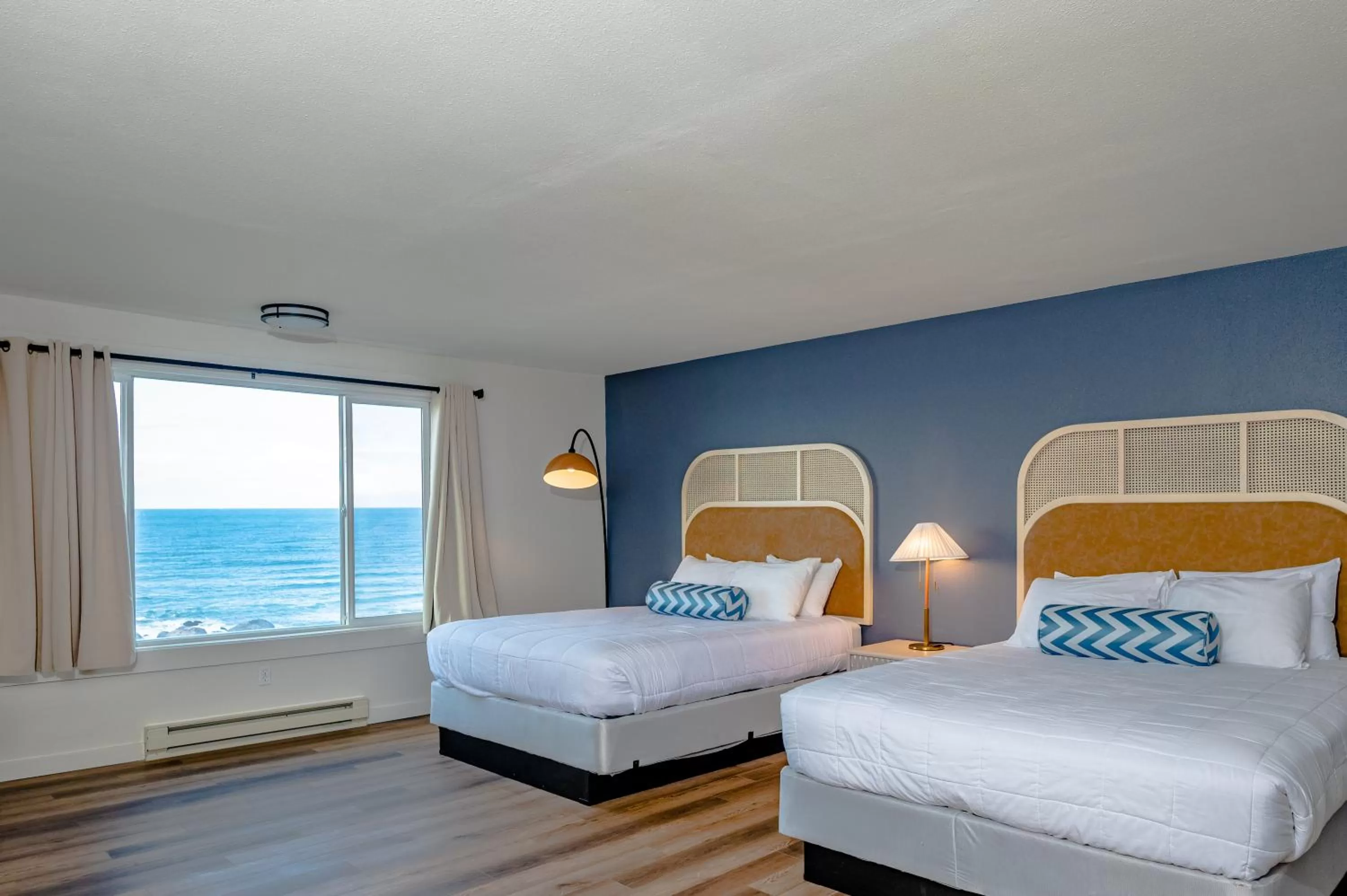 Bedroom, Bed in Seagull Beachfront Inn