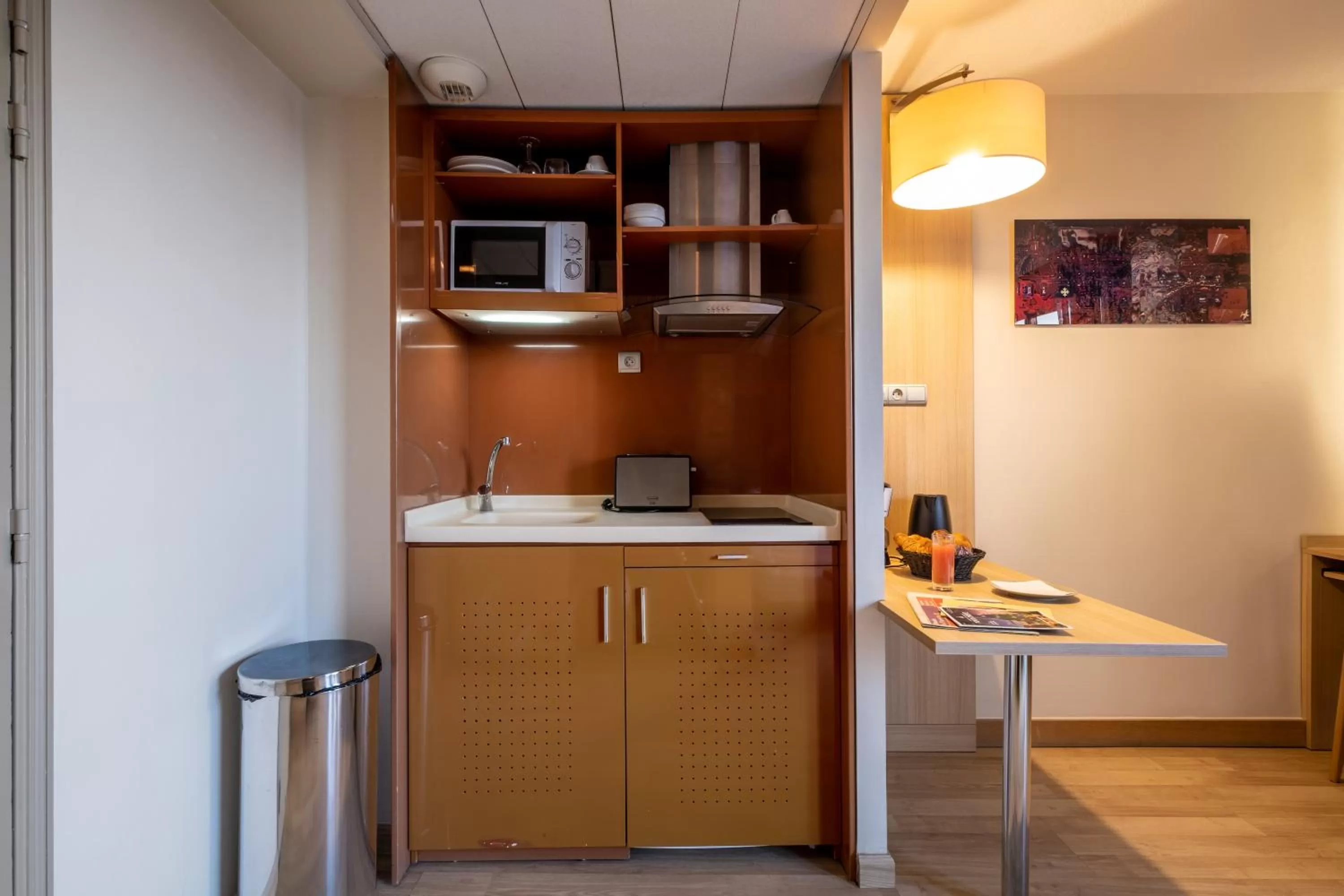 Kitchen or kitchenette in Clarion Aparthotel Toulouse Blagnac Airport