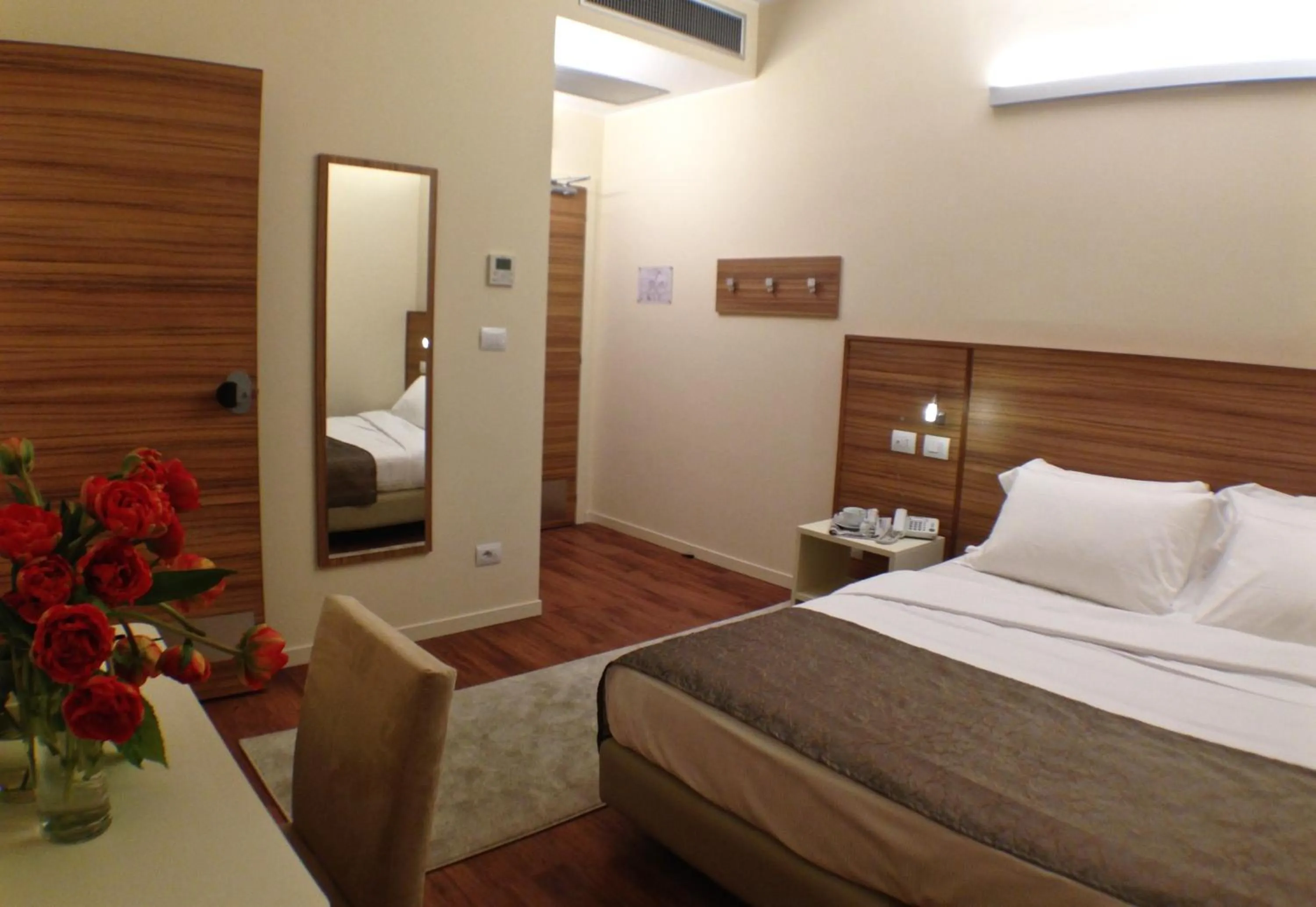 Shower, Bed in Hotel Forum